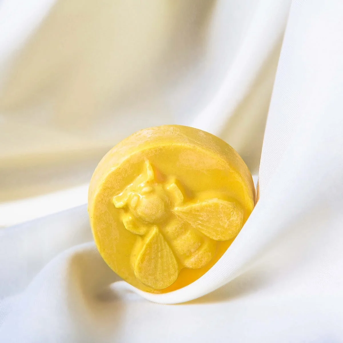 Lately I’ve been working on my skincare routine. Turmeric has been the main ingredient in a lot my products because I’ve been working on dark spots. Anyone have some skincare tips for forehead acne? 
Photo: @trellvision 
Product: @shopmi