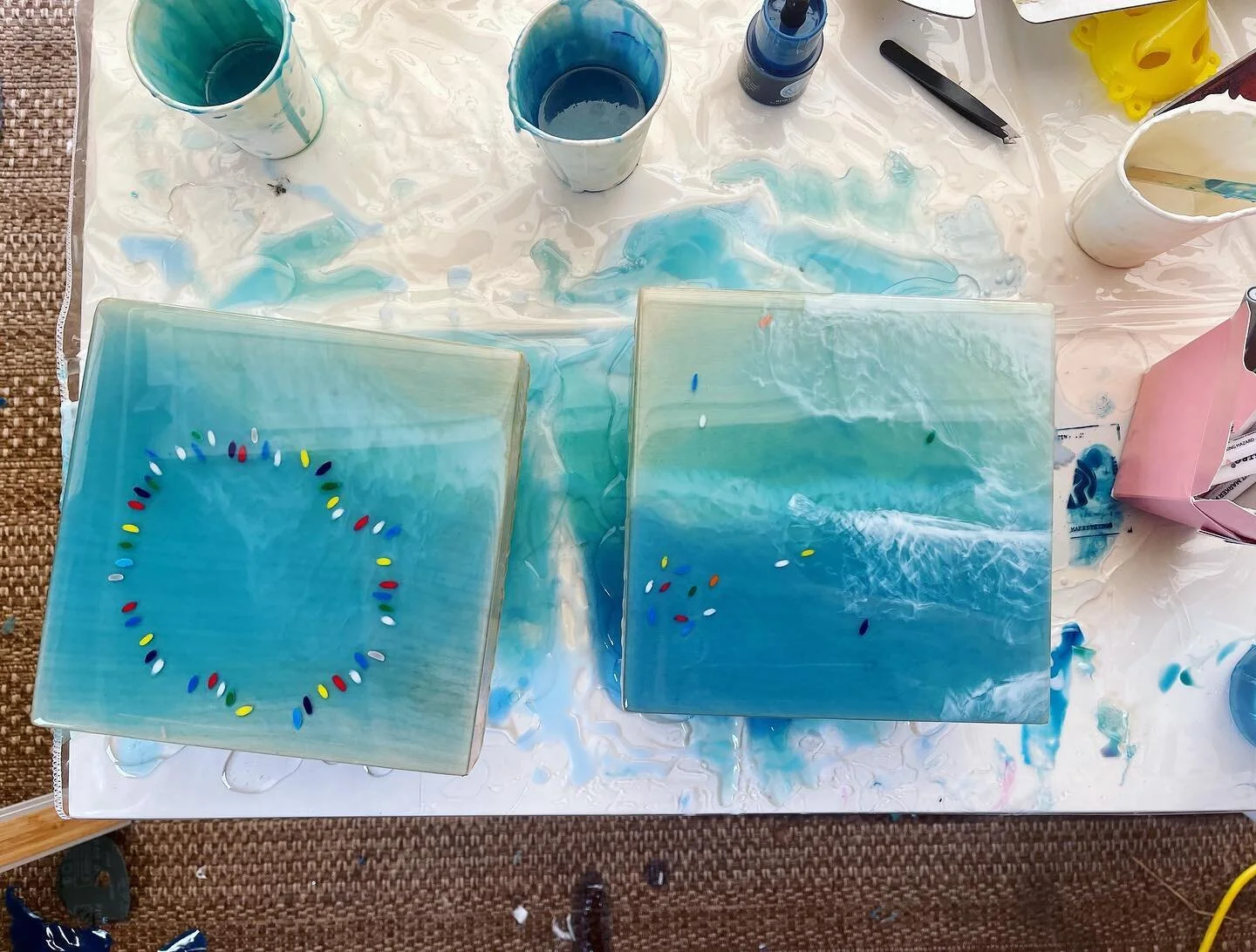 New scenes 

@themermaidtrash blues &amp; greens
@justbree white
@masepoxies resin

#resin #resinart #resinartwork #ocean #aerial #surf #surfart #paddleout #fluidart #santamonica #california #hawaii