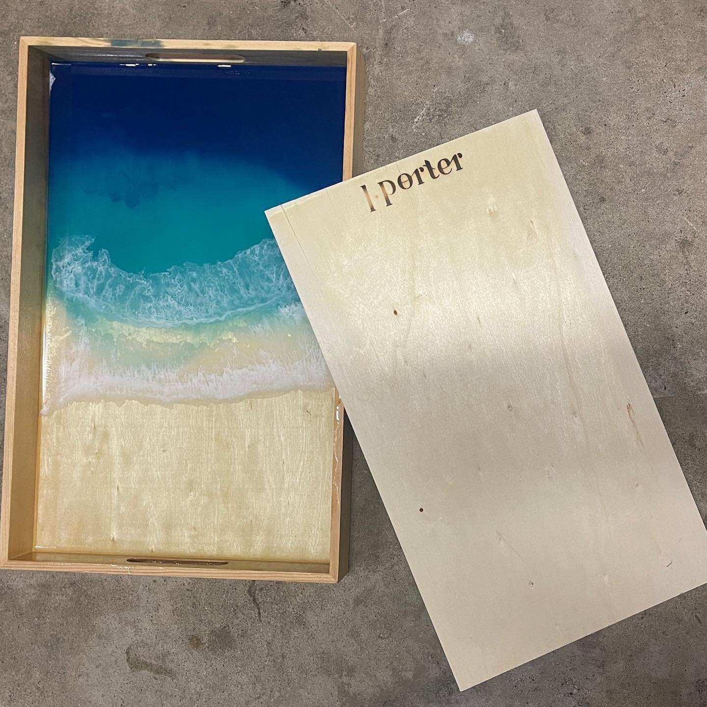 Playing with new toys 

💙 @themermaidtrash pigments 
🔥 @lumlydesignstudio designed logo / wood brand 

#resin #resinart #resinartist #fluid #fluidart #oceanscape #wood #woodburning