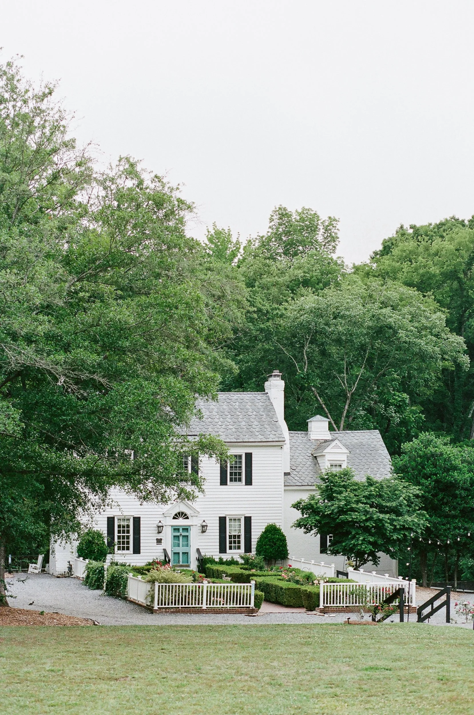 Clemson alumni get married at the historic RobertsonHomesteadRockHill by Film Wedding Photographer_ParksPictures