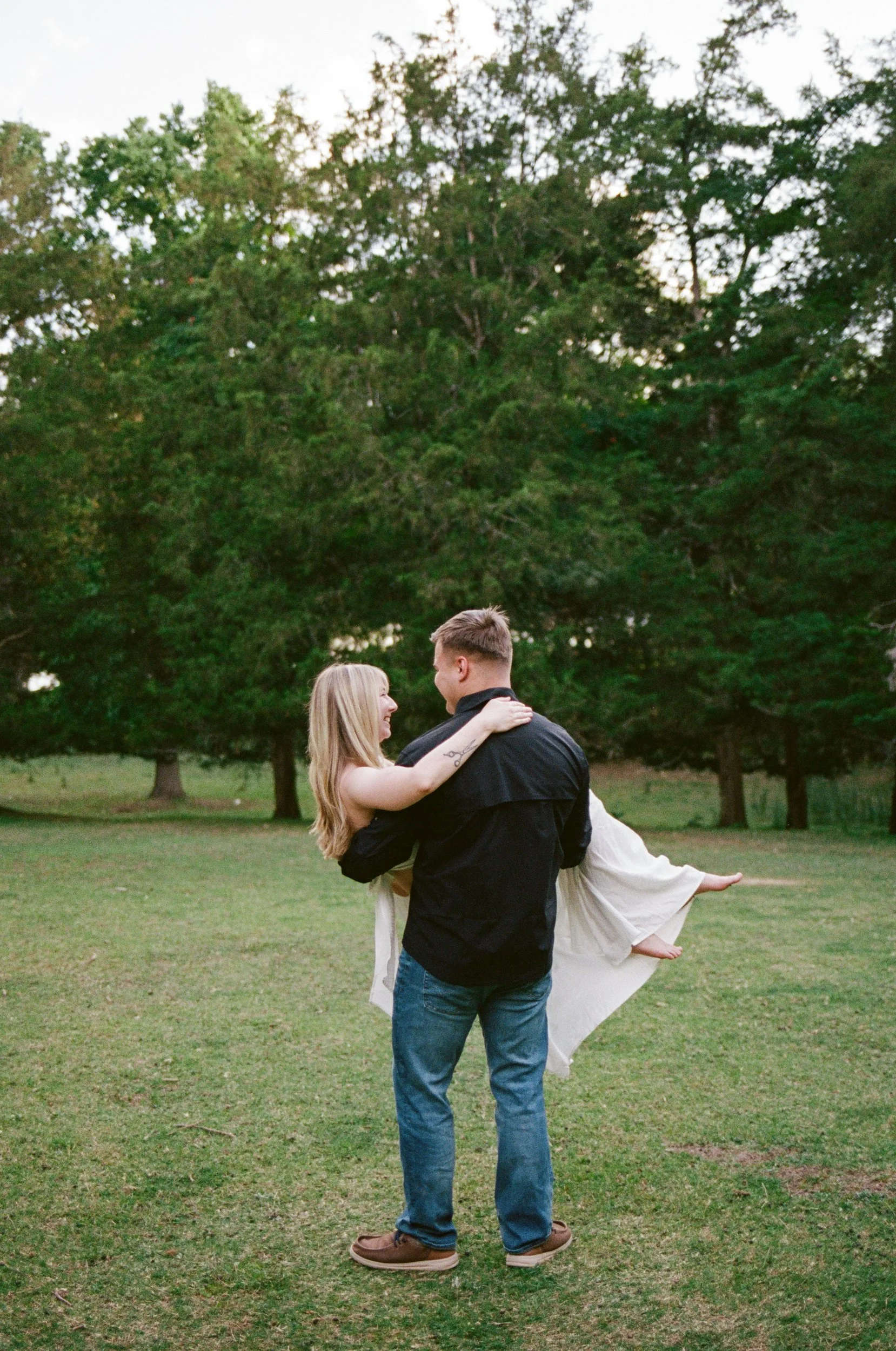 FilmEngagementPhotos_TheVenueNaturalRockHillSC_CharlotteFilmWeddingPhotographer_ParksPictures