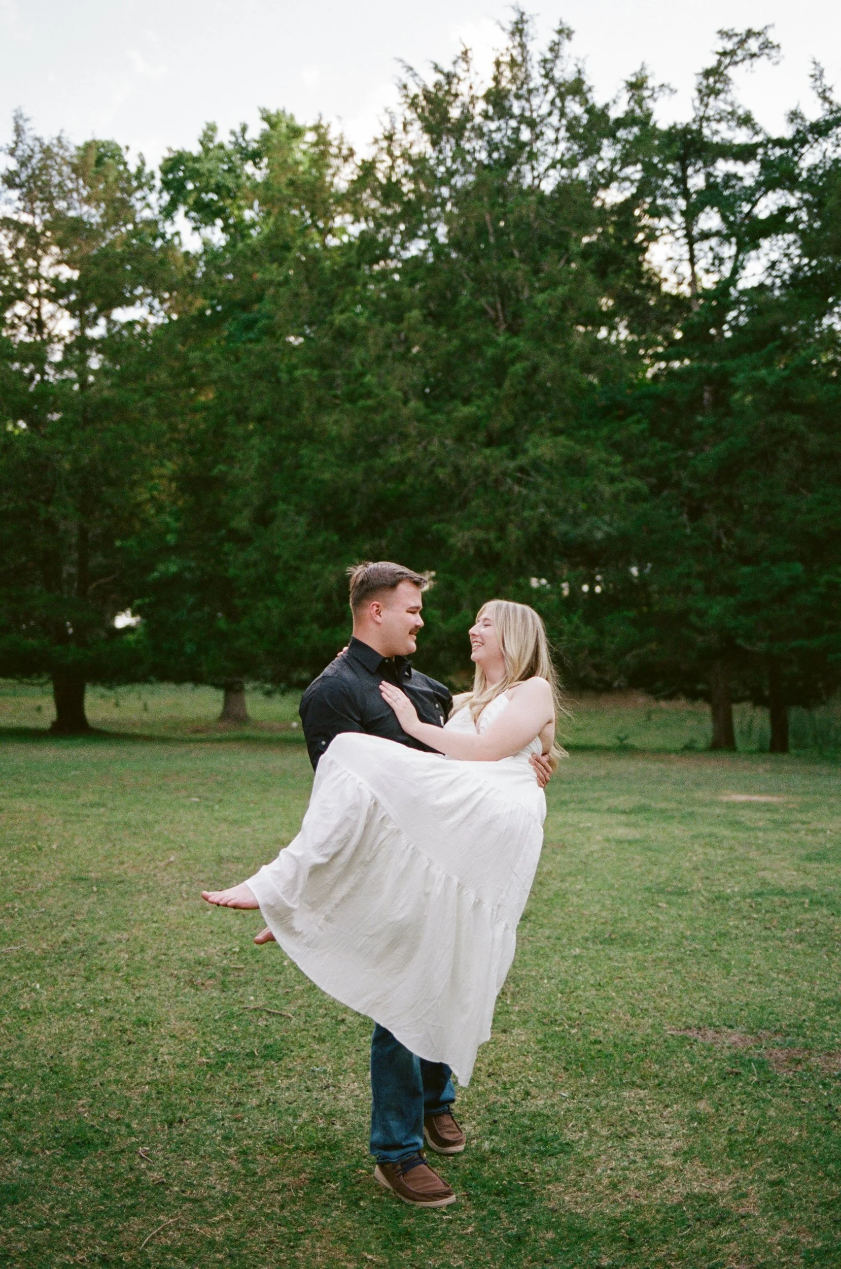 FilmEngagementPhotos_TheVenueNaturalRockHillSC_CharlotteFilmWeddingPhotographer_ParksPictures