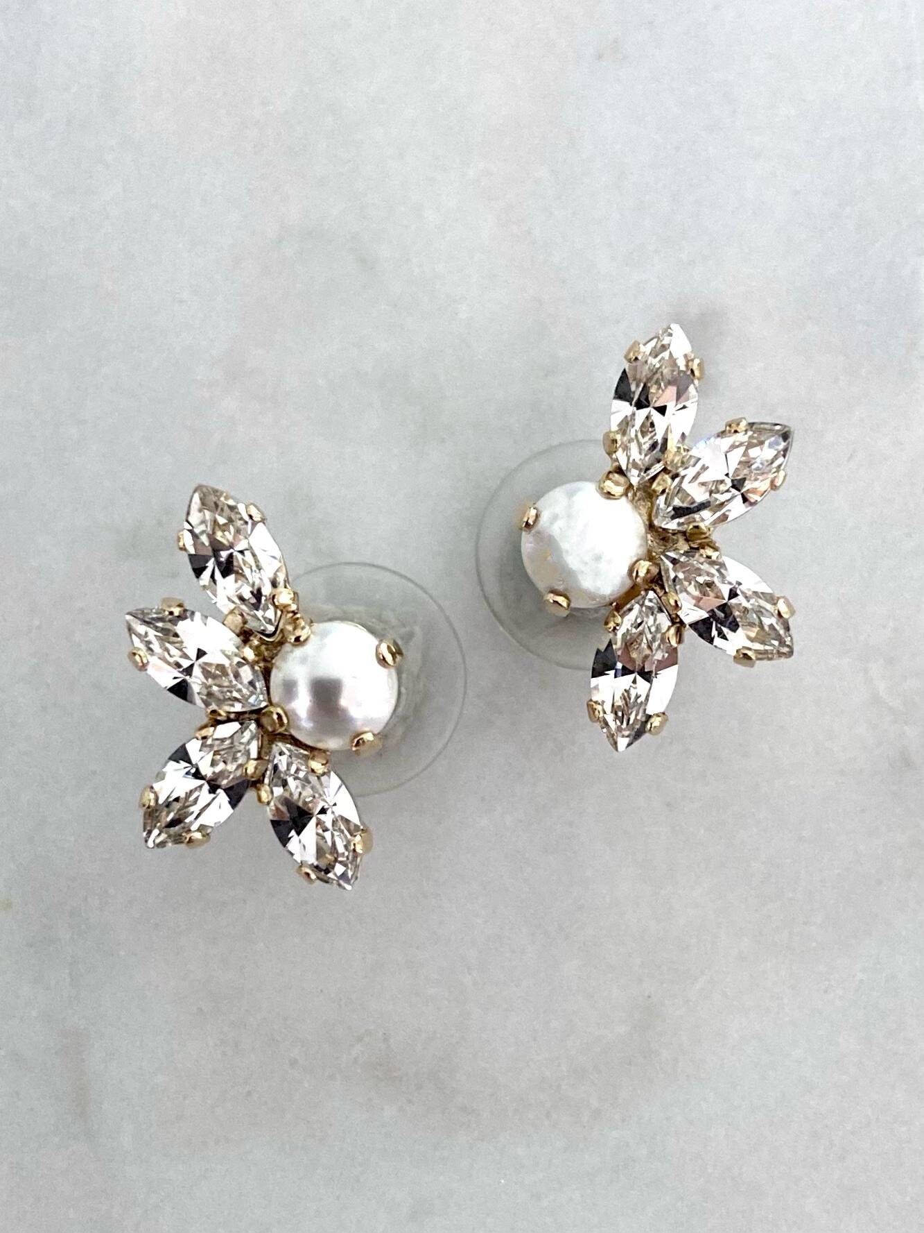 Stones Of Atlantis Mili Stud Earrings gold plated in clear crystal and pearl