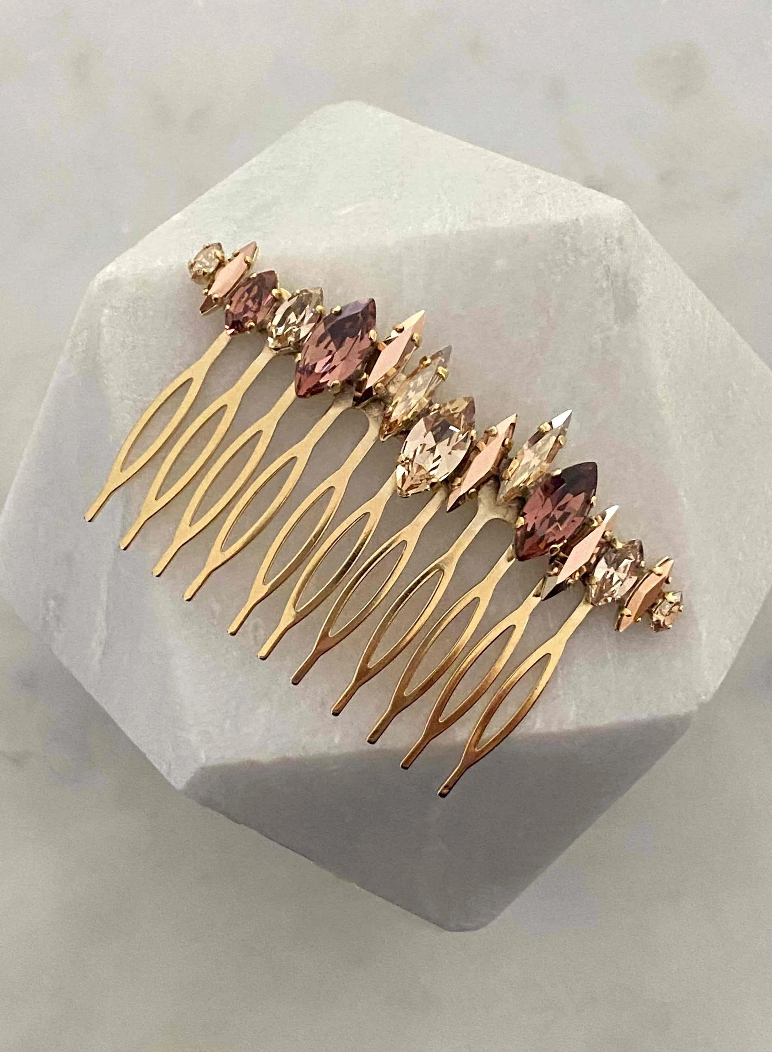 Stones Of Atlantis Pandroso Hair Comb in burgundy
