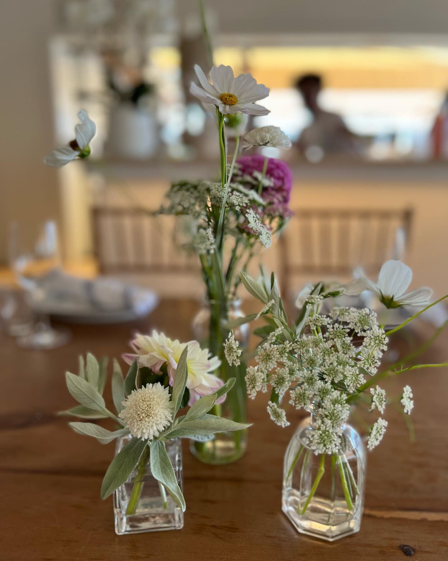 Summer afternoon party at the stunning Duryea&rsquo;s Orient Point.
Exquisite event planning by Chandelier Events.

@duryeasorientpoint @chandelierevent #northfork #northforkfloraldesigner #northforkevents #northforkweddings #budvases #budvasestyling