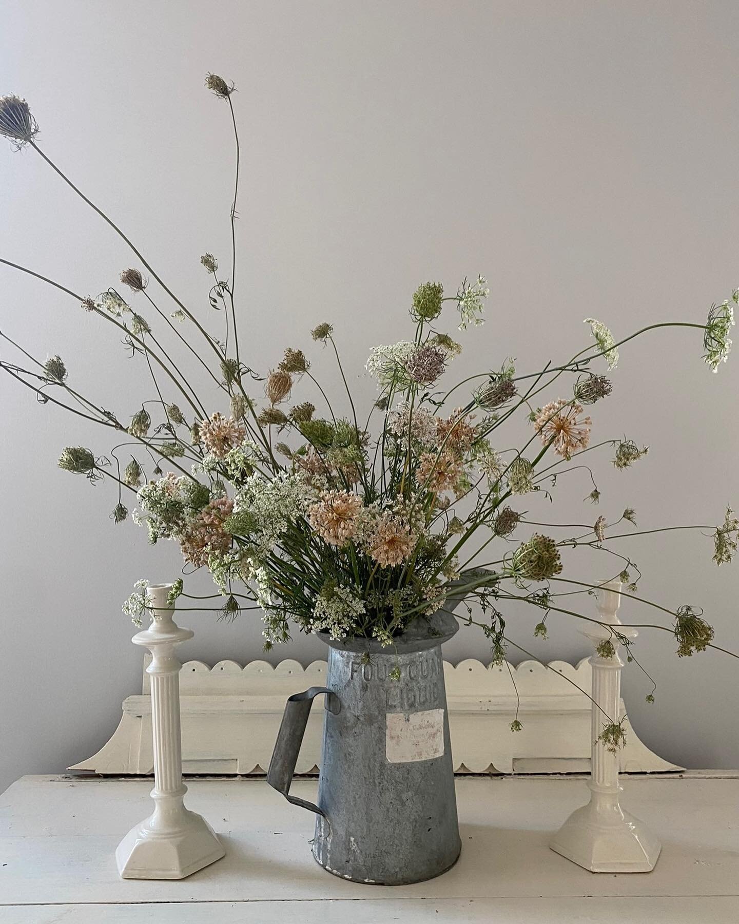 An arrangement for the house before a busy Fall wedding season begins next week. Can&rsquo;t wait!

#northfork #northforkfloraldesigner #greenport #queenannslace #driedflowers