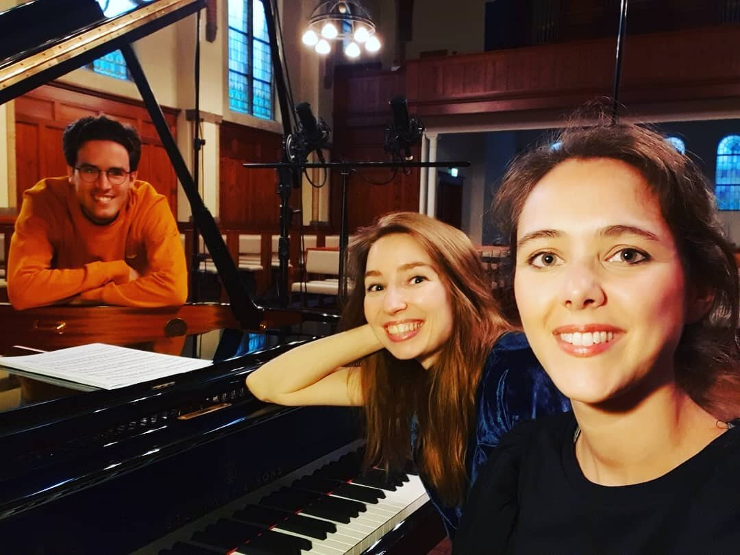 Alsof we geen genoeg kunnen krijgen van opnames maken! 😍🎙🎹 😍

Vandaag knetterende pianomuziek: drie nieuwe stukken van Oliver Davis en de Rhapsody in Blue van Gershwin 💙💙💙 Met opname-held Ernst Coutinho van EC Recording in een goudgele trui 💛