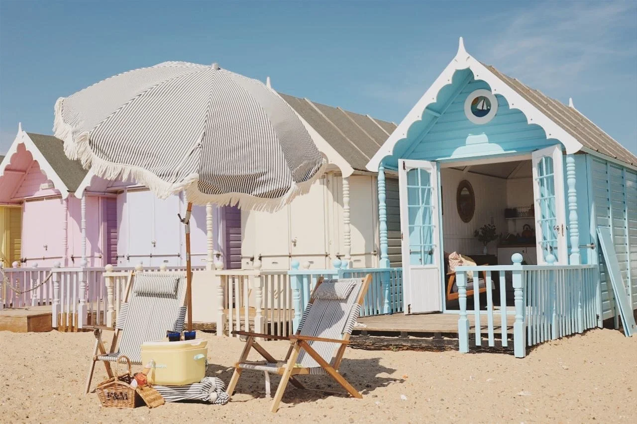 Can’t wait for the sun to come back! ☀️ Keep dreaming about those lazy stylish summer days spent on the beach and in the beach hut! ☀️🏖️ 
There's something so special about being by the water, listening to the sound of the waves and feeling t