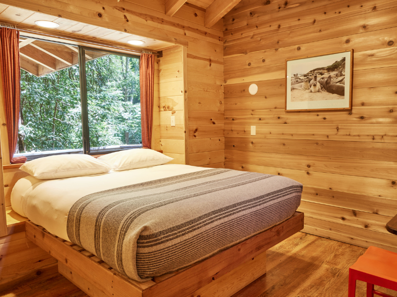 2 bedroom with kitchen and river view primary room