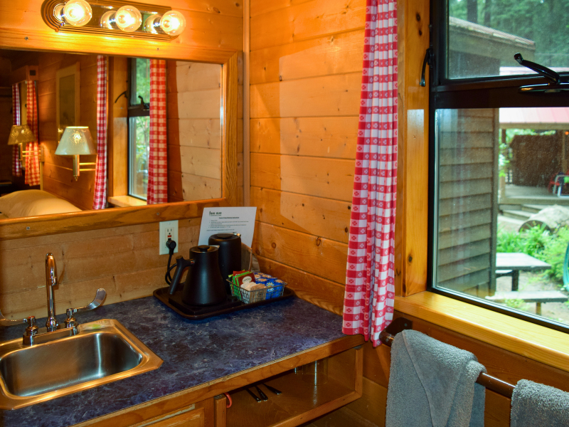 Kitchen Supplies in 1 Room Cabin with 1 Bed