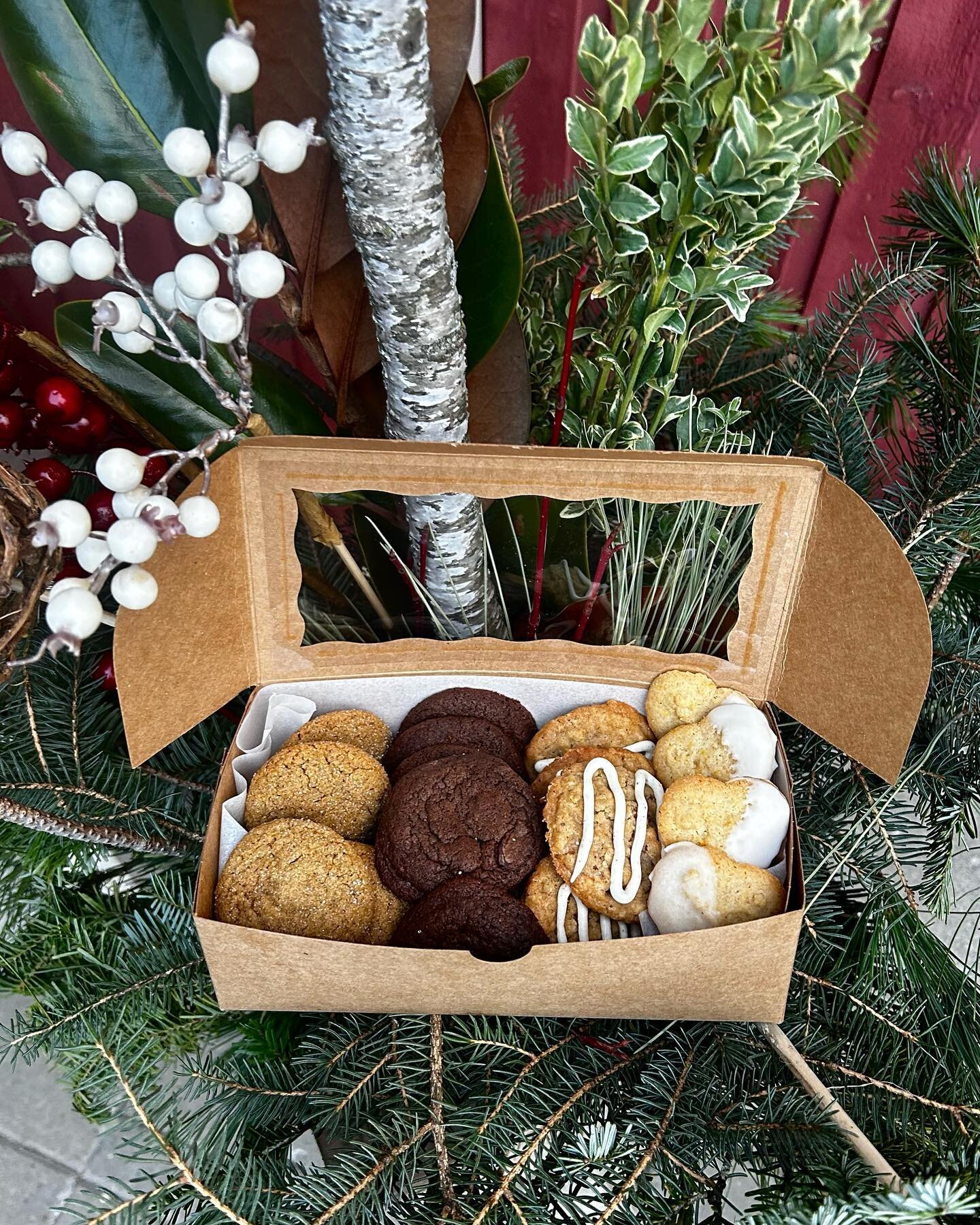 holiday cookie box 2023 ✨

rye ginger cookies 
rye brownie cookies 
oatmeal walnut 
orange spelt spritz 

available everyday!! pre order if you want to guarantee grabbing one as we only make a certain amount each day 💙