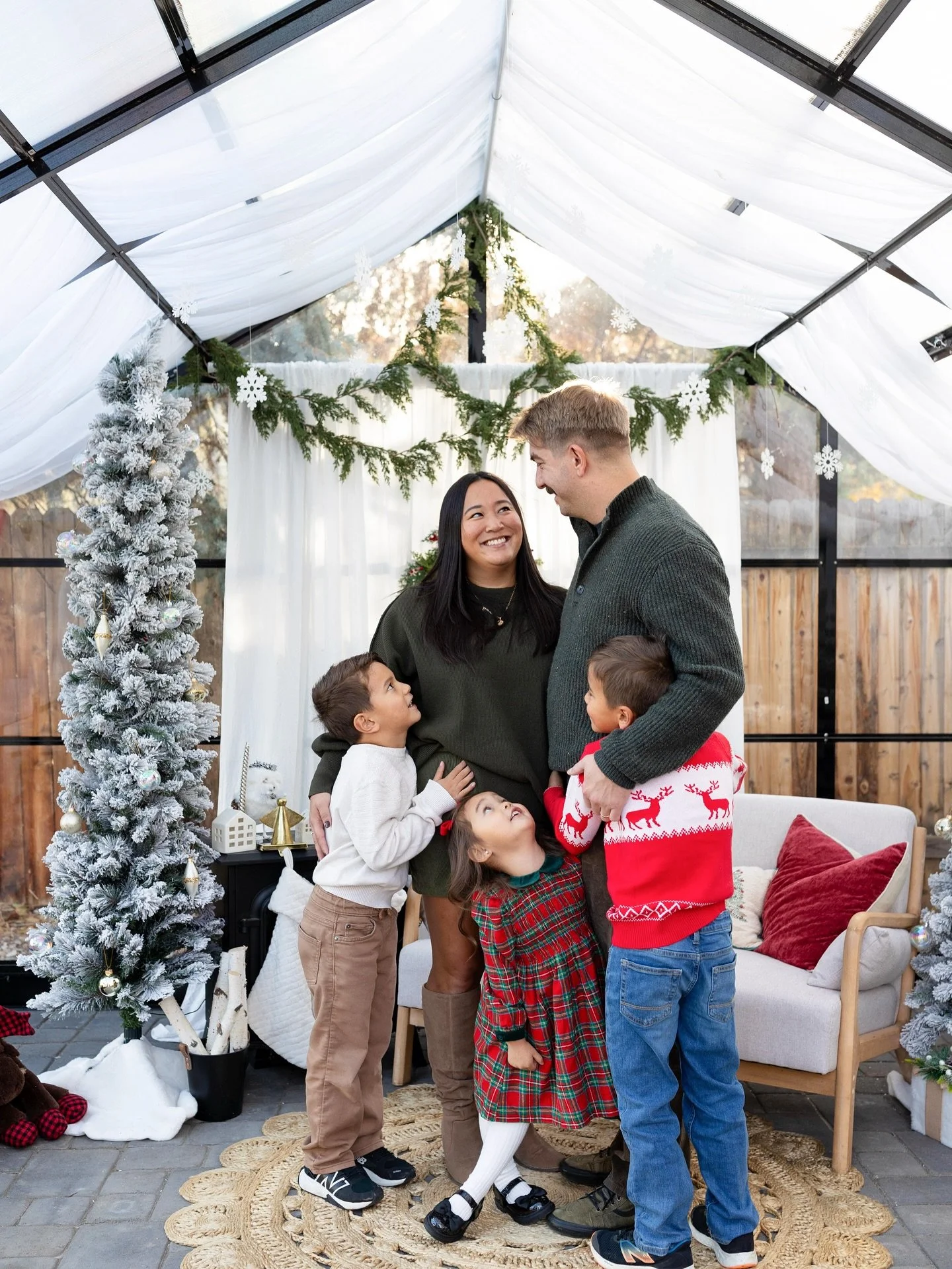 I&rsquo;m so incredibly excited for all the Christmas minis that have been booked in the greenhouse. I&rsquo;m definitelyn one of those people that start Christmas Nov. 1st 🫣 

Also, I had some availability open up this month if you&rsquo;re looking