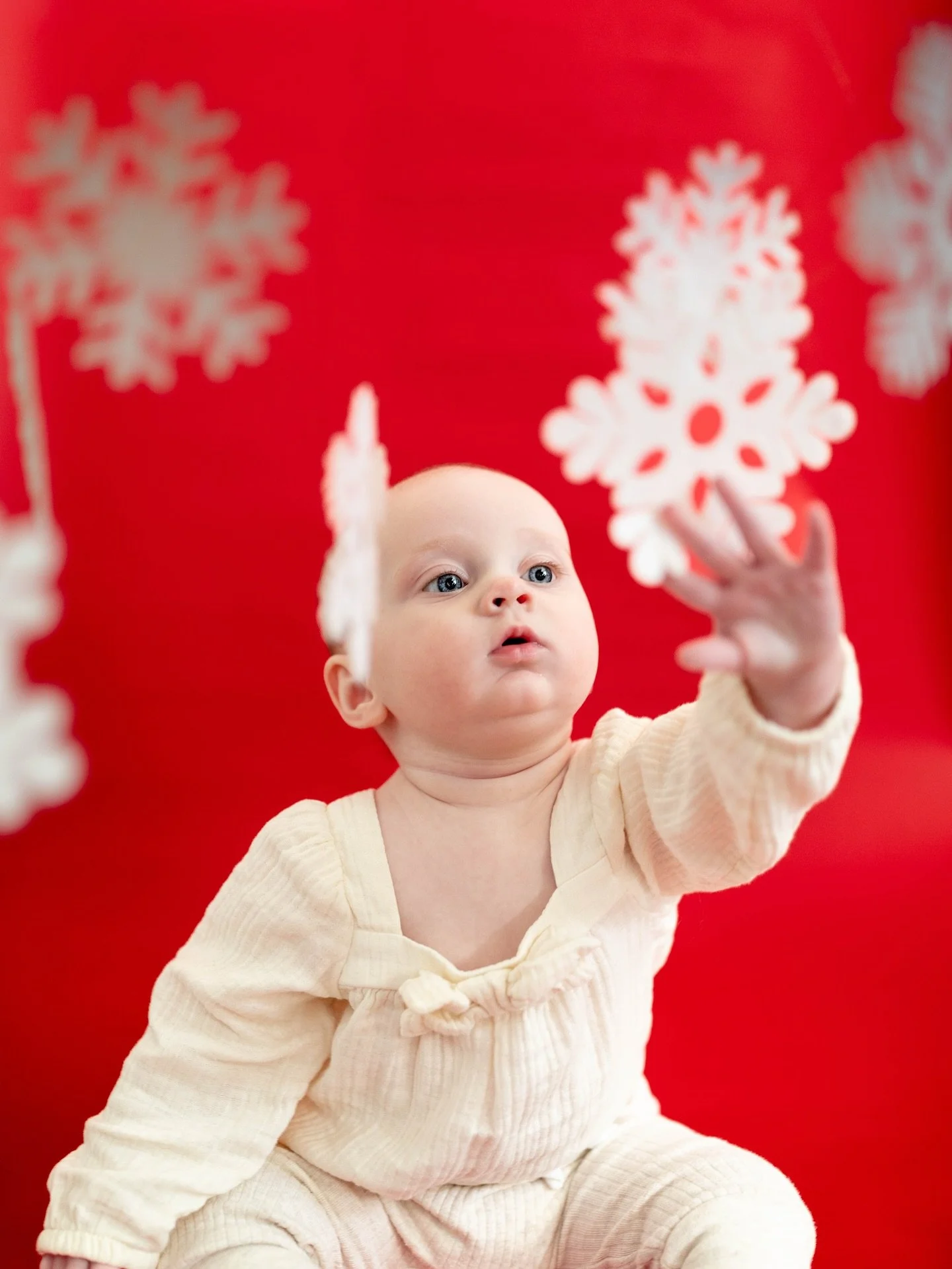When your mom&rsquo;s a photographer and you&rsquo;re forced in to her shenanigans. She didn&rsquo;t mind and just take a wild guess which photo is when she saw her daddy ❄️

These are so fun for families especially when trying to stay out of the col