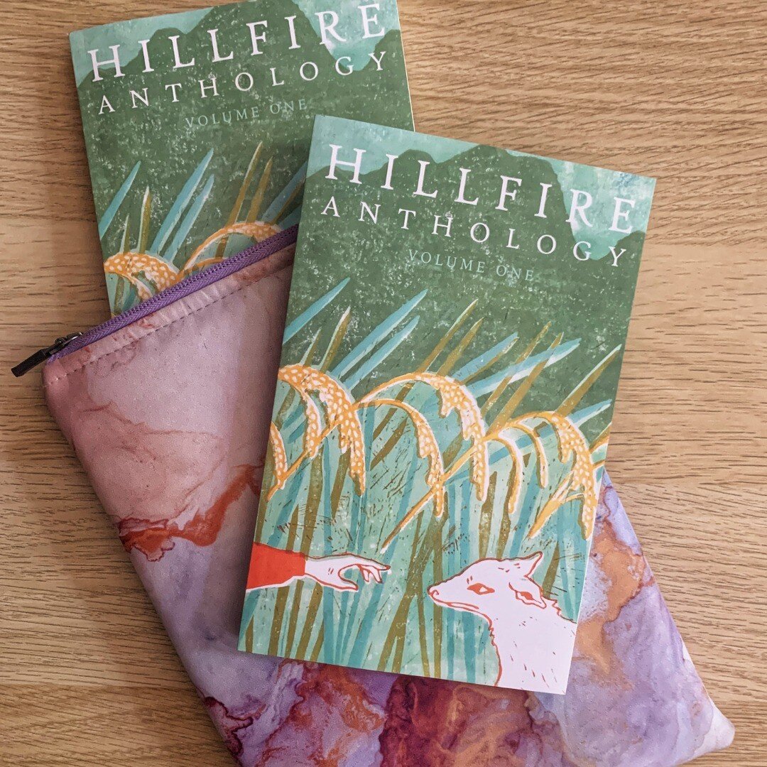 Books are precious little treasures 💛 As such, they should be protected at all costs and what better way to keep our anthology safe than with a gorgeous book sleeve? 😍

#HillfirePress #anthology #IndiePublishing #BookSleeve #BookBeau @bookbeau  #bo