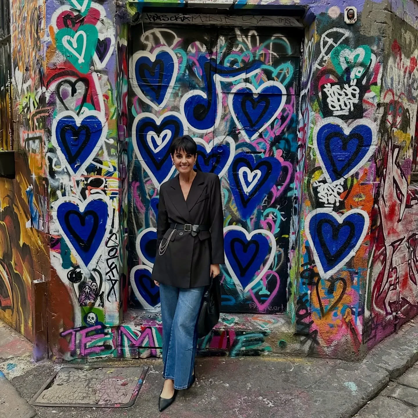 &bull; B E L T E D - B L A Z E R &bull;
Tonight&rsquo;s outfit is all about shape and intention.
Belting a blazer is one of my favourite ways to create a defined silhouette, instantly showcasing the waistline and taking the bulk out of a boxy cut. It