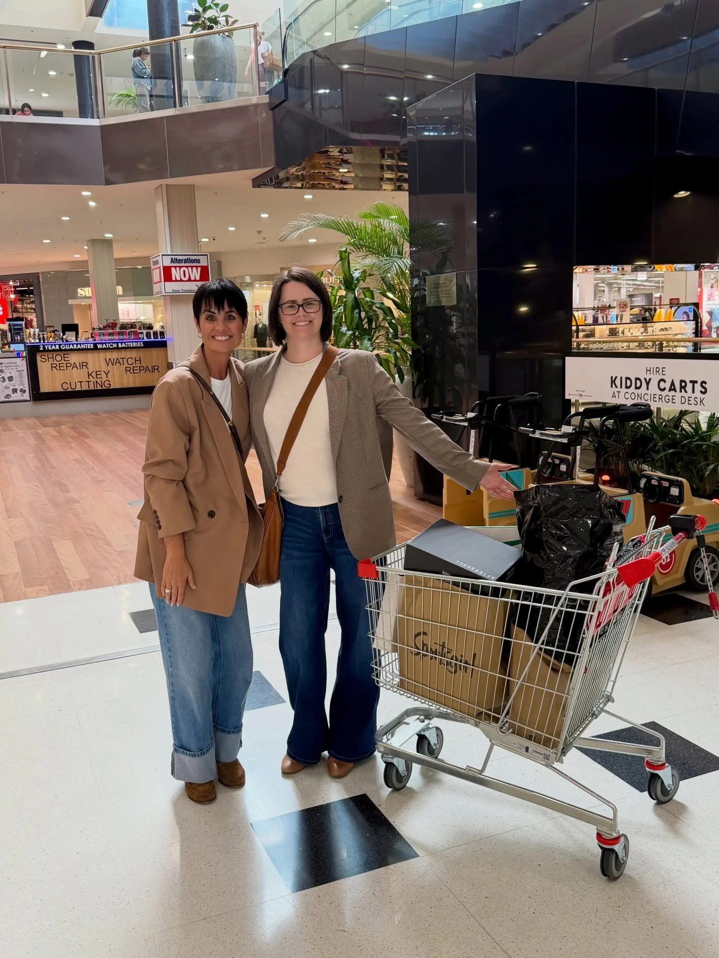 &bull; P E R S O N A L - S H O P P I N G &bull;
A successful personal shopping day with Roxanne&hellip;

Yesterday we started with a wardrobe edit, going through Roxanne&rsquo;s existing pieces and identifying what was working, what wasn&rsquo;t, and