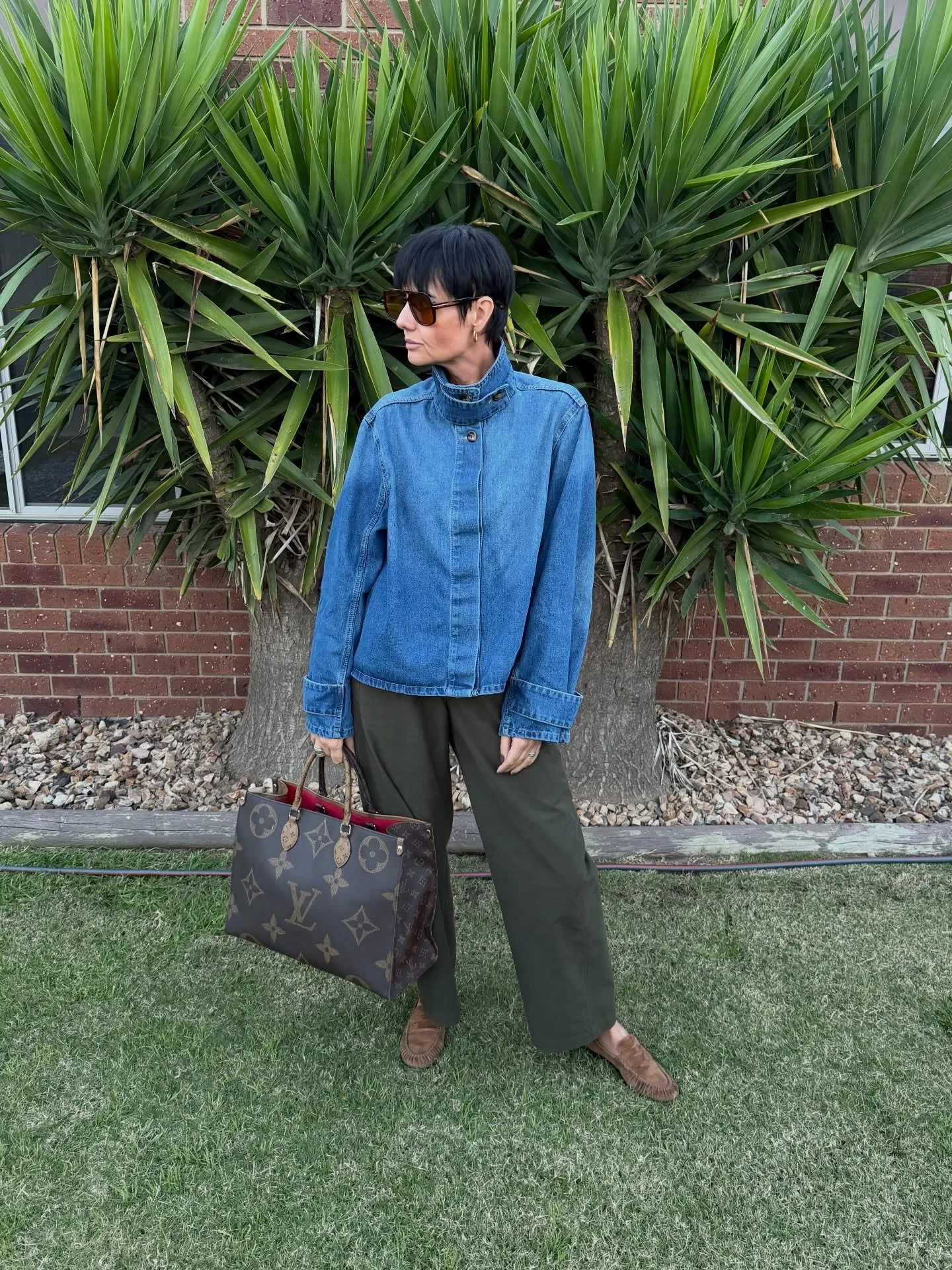 CASUAL YET ELEVATED 💚

Today&rsquo;s look was all about comfort, as I had a Wardrobe Makeover in Cheltenham. 
Wearing the viral barrel leg pant from @uniqloau Relaxed through the leg, structured through the waist&hellip; the kind of silhouette that 