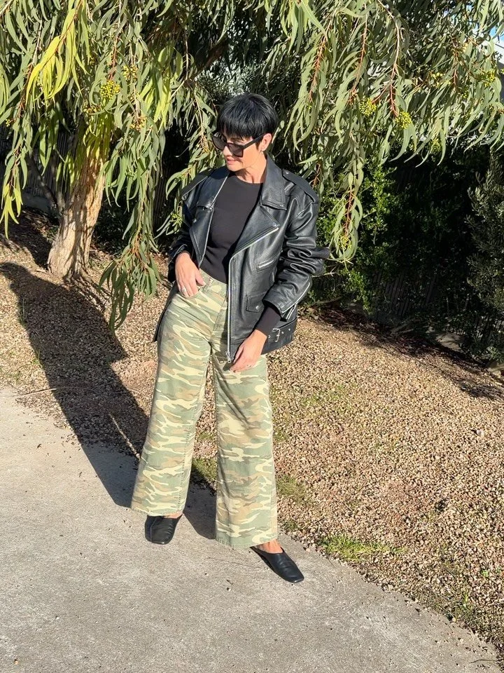 WEEKEND STYLE 🖤 VINTAGE BIKER 

Effortless weekend dressing, is all about combining timeless staples with pieces that add personality. 
A vintage biker jacket brings edge, camo pants keep the look relaxed, while matte black sunglasses and leather sl