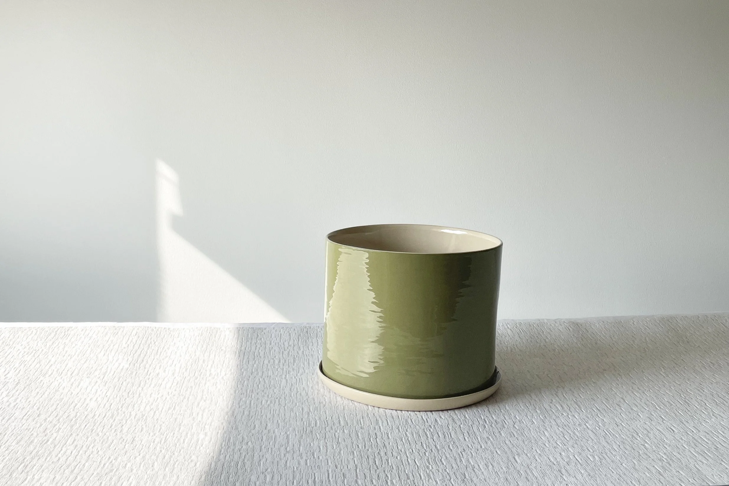 short biscuit planter 21cmD x 14cmH