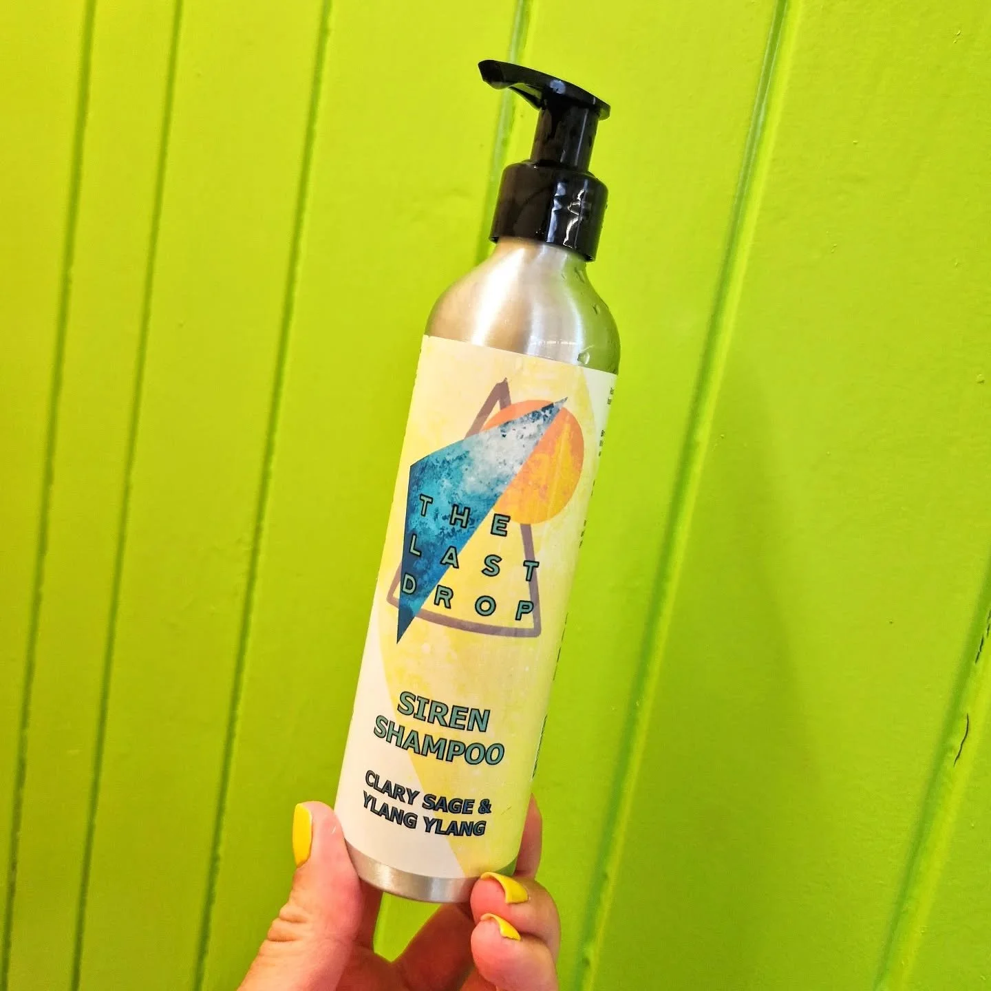 Lido swims, beachy days and summer tans are making us SO happy.
☀️🏊&zwj;♀️⛱️
Now to protect our hair and skin from all that exposure!

You need a shampoo that's going to clear all the grime, grease and toxins but most importantly replenish, hydrate 