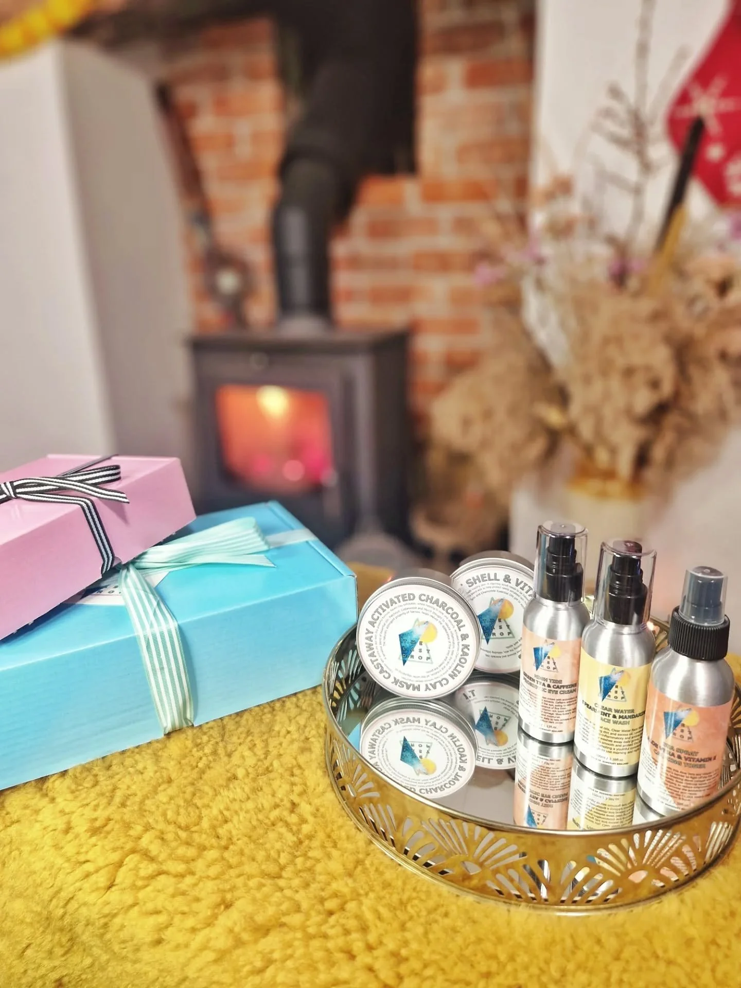 Christmas calls for thoughtful gifting. 
And we don't just mean for the recipient!

Christmas in the UK creates 114,000 tonnes of plastic packaging waste.

If there's someone you love who spends all year watching their waste.....don't let all that ha