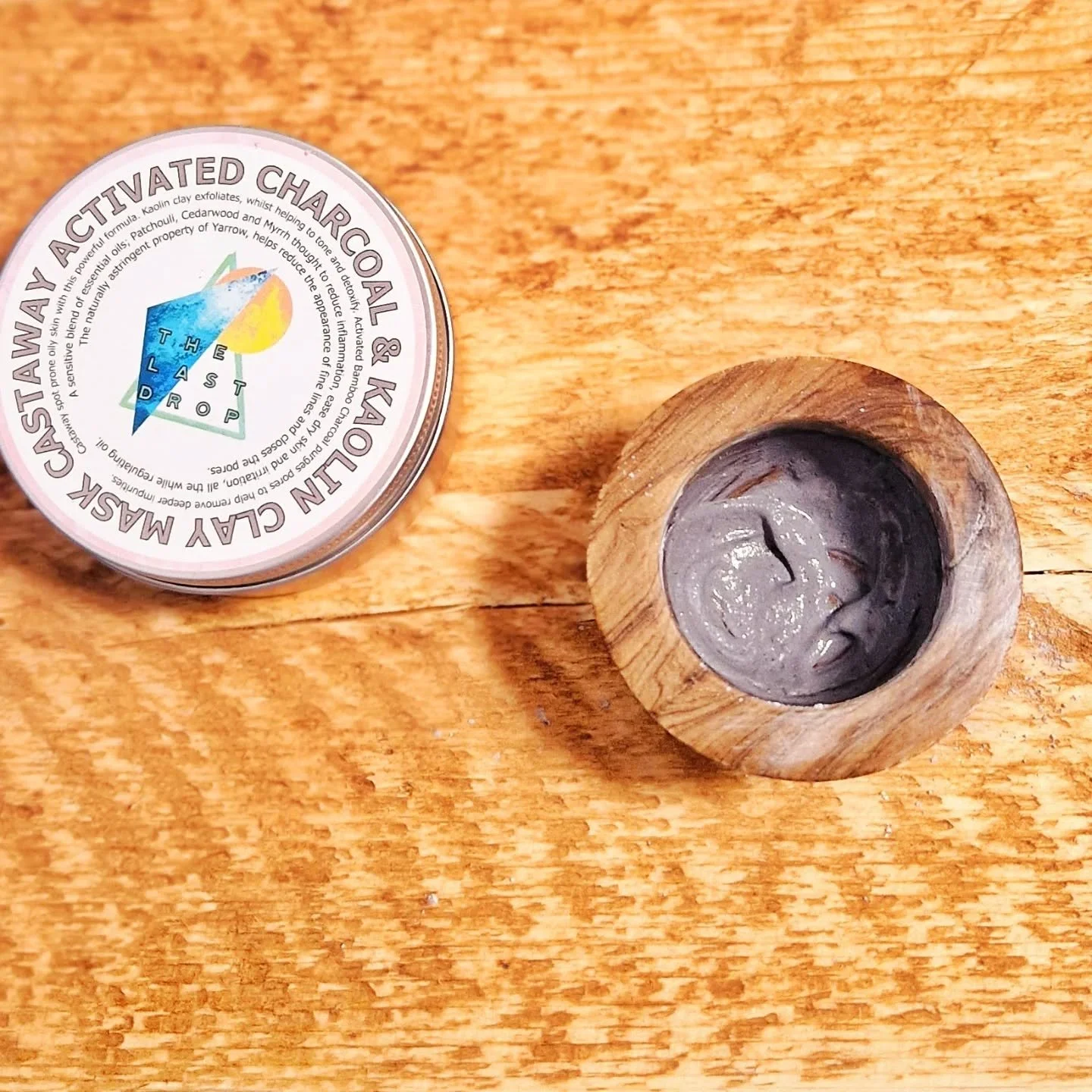 Castaway activated charcoal and kaolin clay mask is the vibe! 

That's the vibe in vibrant fresh skin and chilled out relaxation.

First off the activated bamboo charcoal is a groundbreaker in superior detoxification. Bamboo creates a particularly po