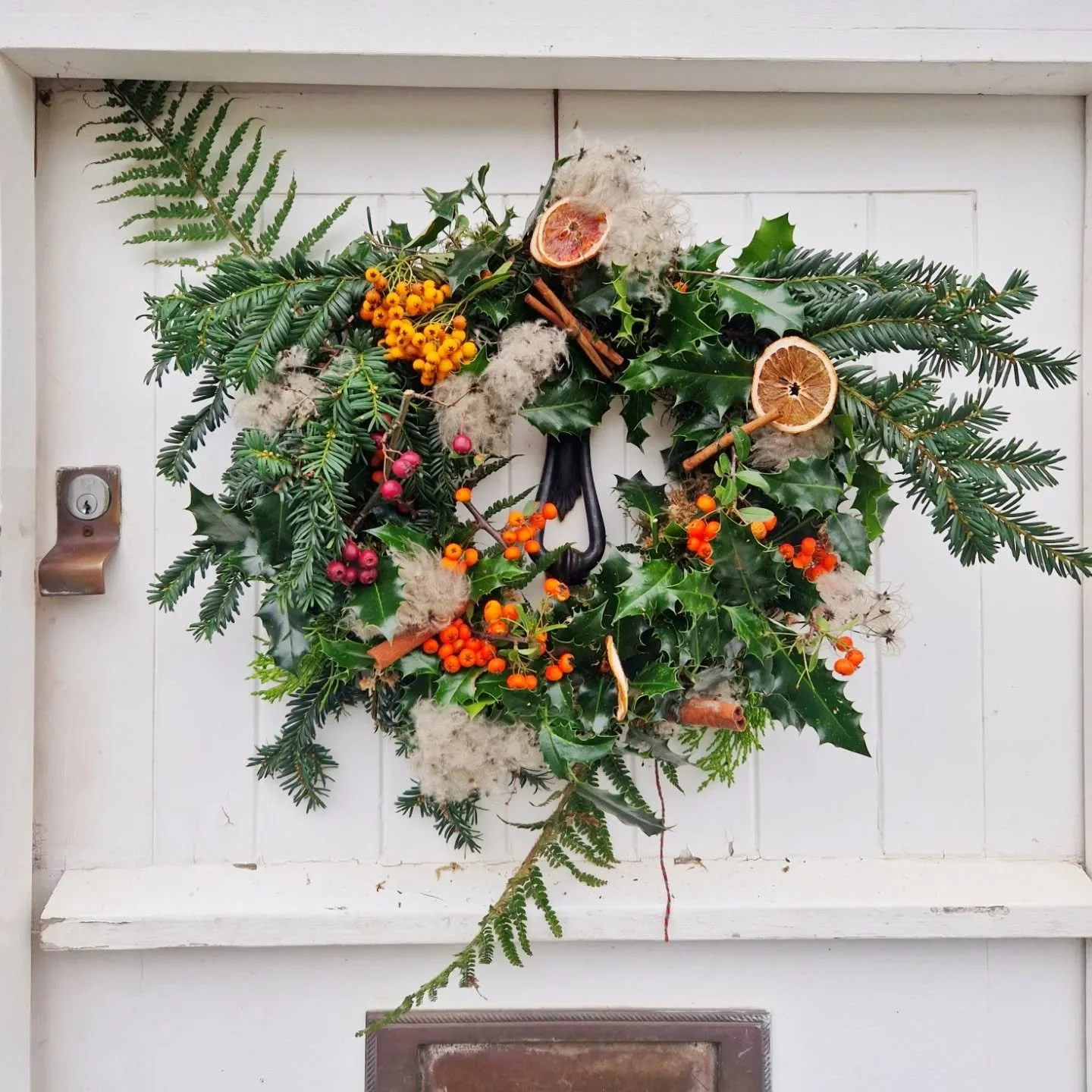 A little foraging and finding.
Then a little fixing whilst eating mince pies with my mumasita.
Ta Da Christmas Wreath, O Christmas Wreath 🎄