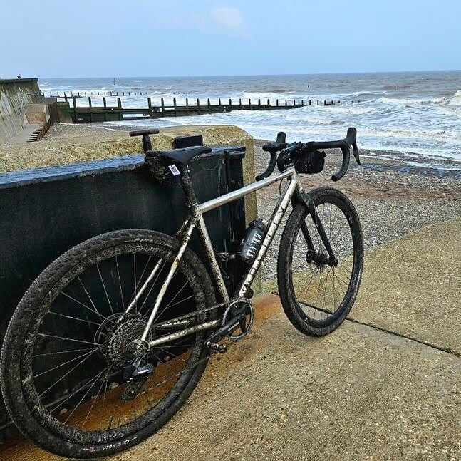 Staring out to sea and watching the rollers come in.👌📸 @m450n_d4n 

Free UK delivery on all orders. Free international delivery on orders over &pound;100.

#jangorolls #toolroll #gravelbike #gravelgrinder #gravelbikes #roadbike #windsor #handmade #