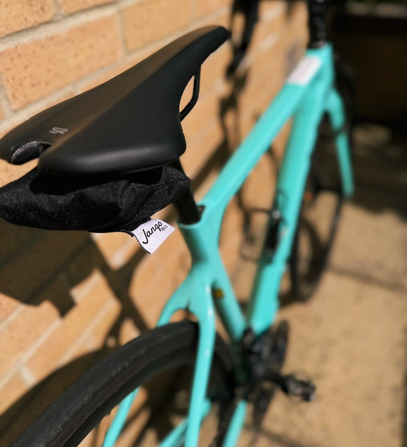 Bathed in sunshine. Celeste has to be one of the nicest frame colours out there. Especially when the sun shines. Complemented with a bespoke Celeste lined tool roll. ☀️☀️☀️

Free UK delivery on all orders. Free international delivery on orders over &
