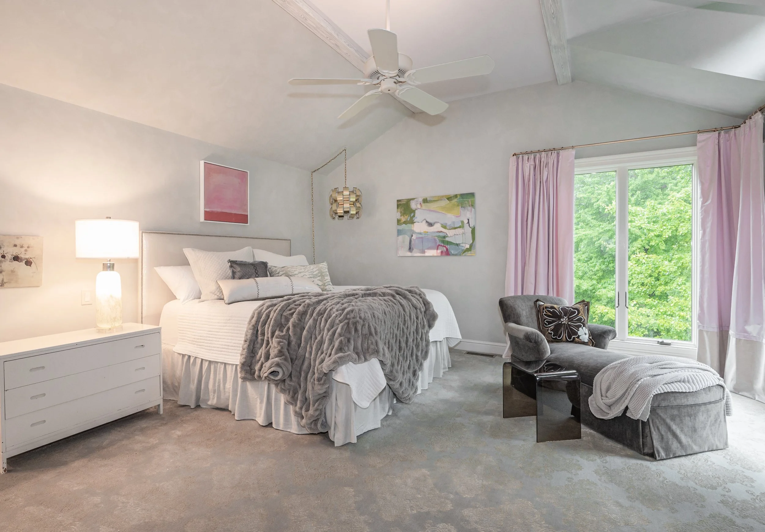 How to Stylize Your Bed for Dreamy, Modern Bedroom Interior Design