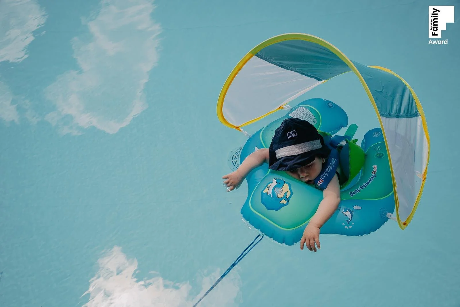 Kind ist im Pool eingeschlafen