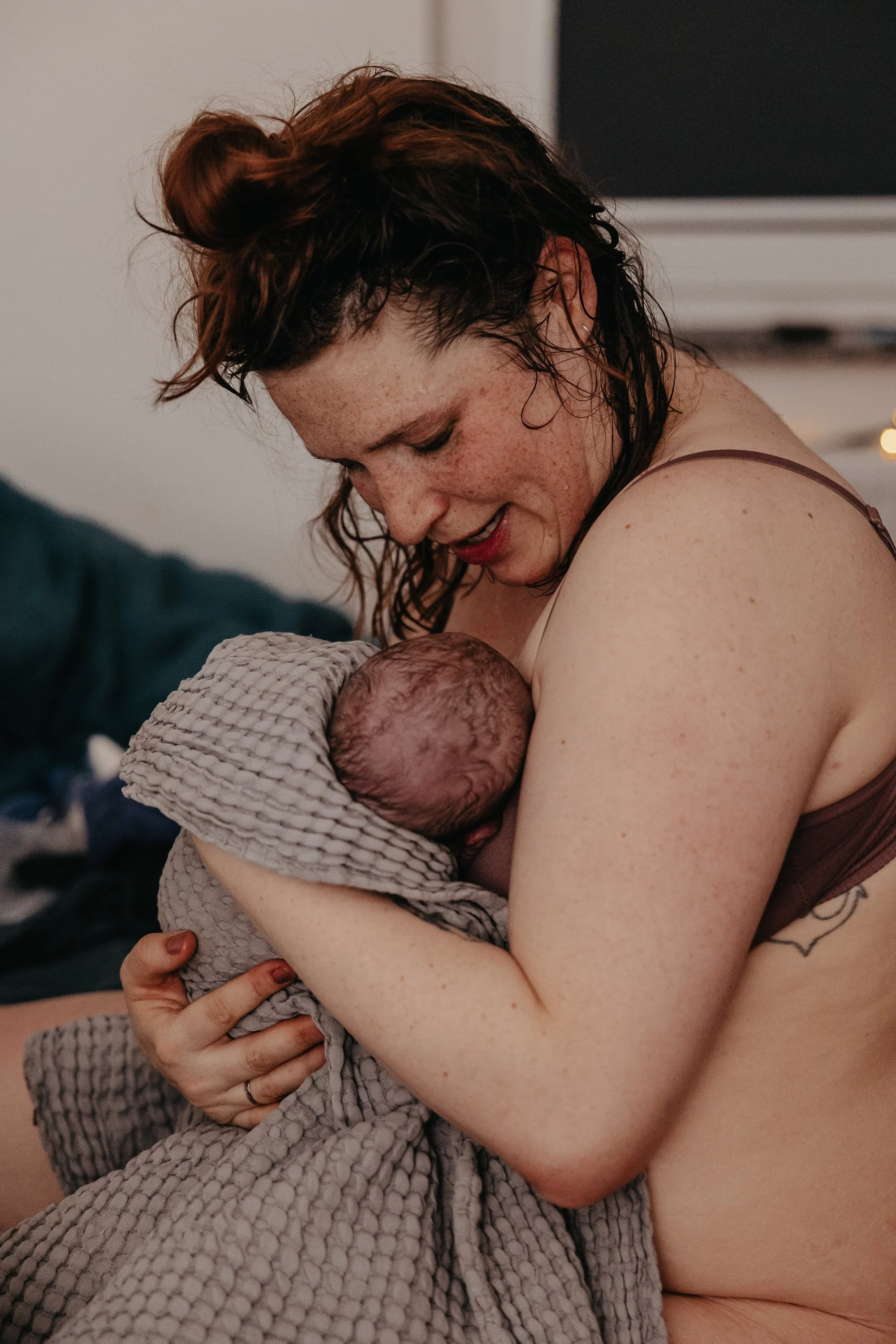 Geburtsfotografie Hannover - dokumentarische Geburtsreportage und Geburtsfotografin für Hausgeburt , Geburtshaus und Klinik