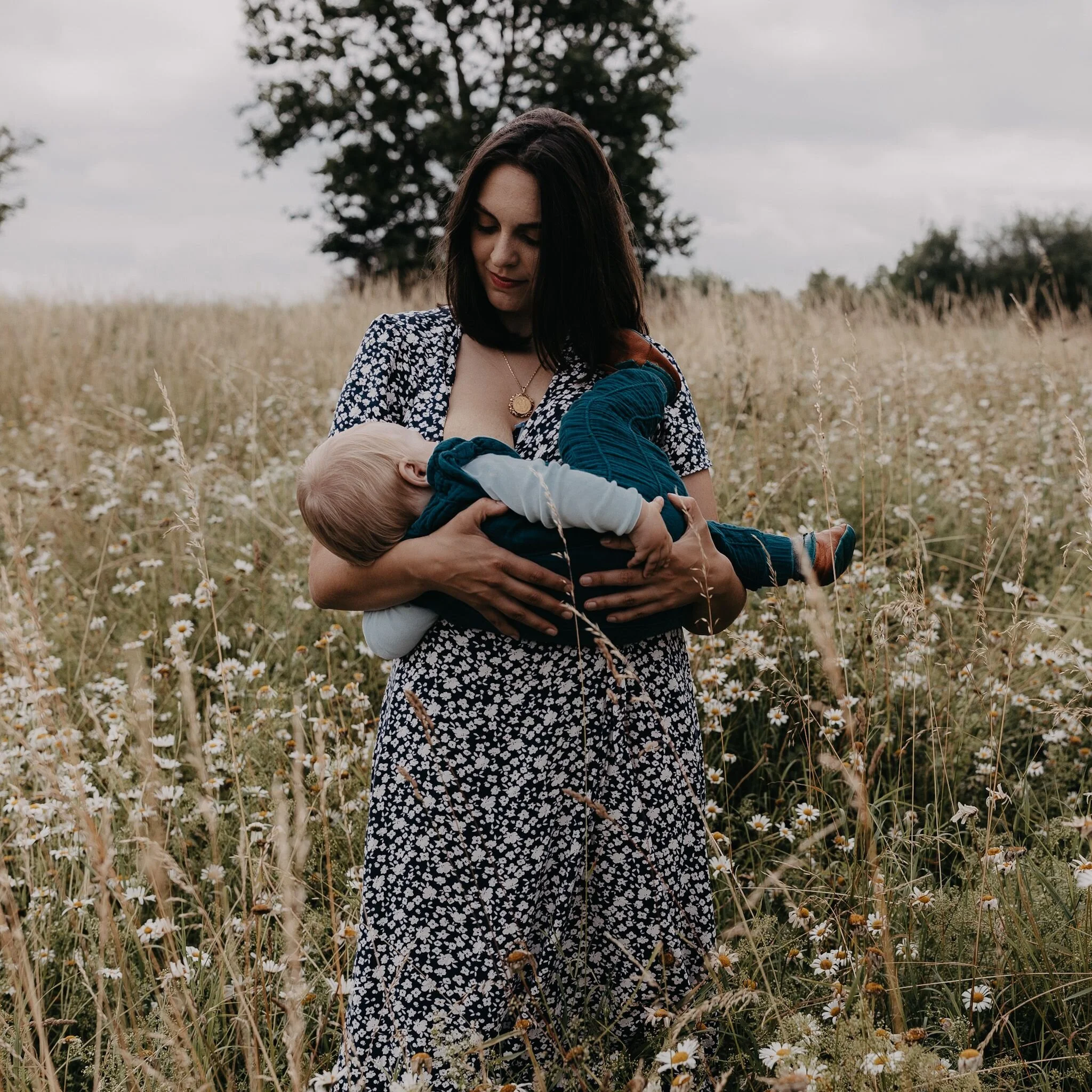 Mutter die ihr Kind stillt bei einem Fotoshootings in Hannover.