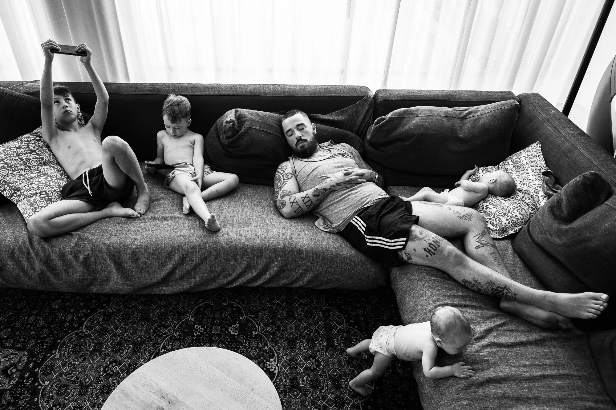 Dokumentarische Familienfotografie Hannover - Großfamilie auf dem Sofa