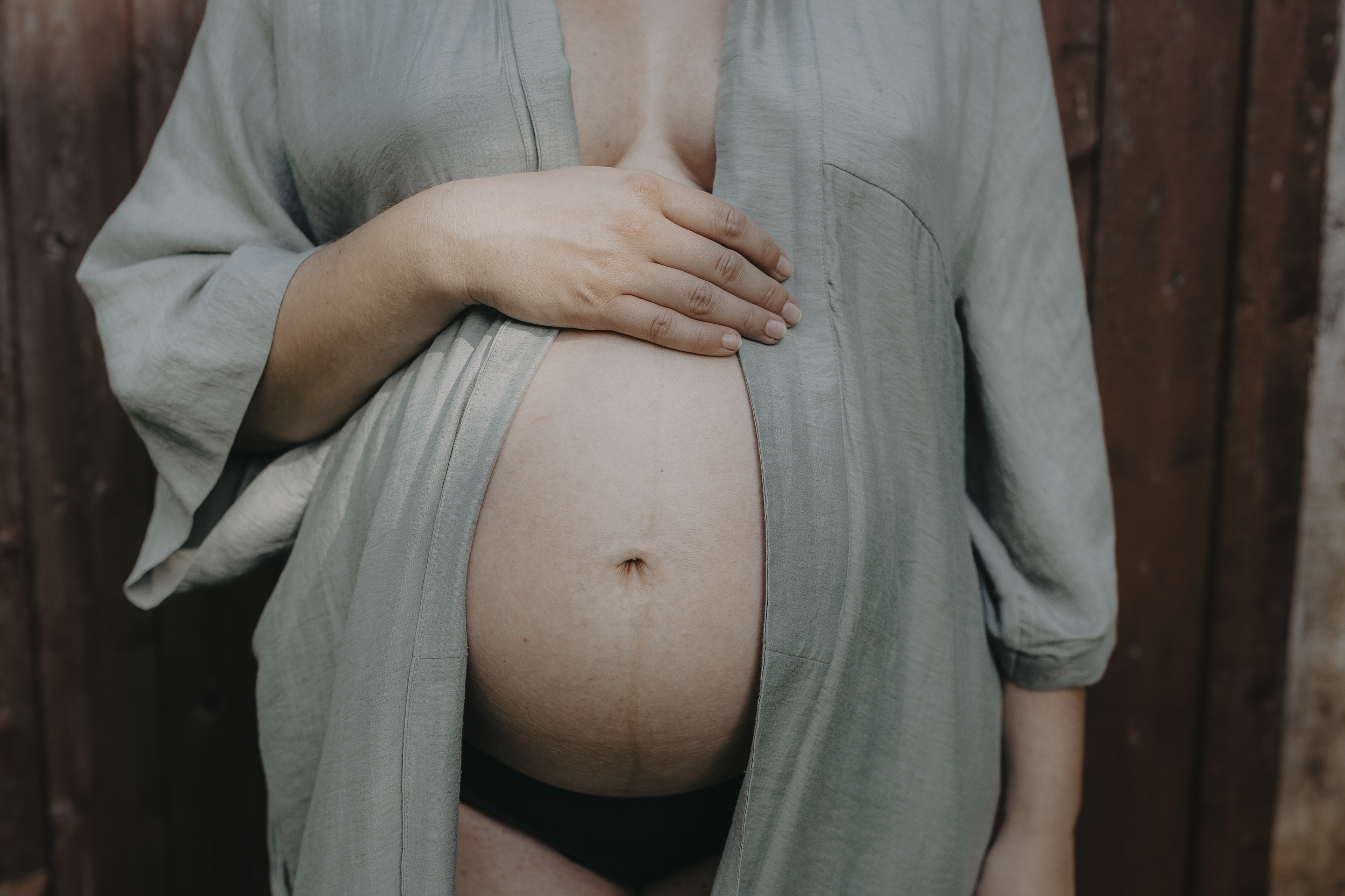 Motherhood Fotografie in Hannover - Schwangere Frau mit Babybauch