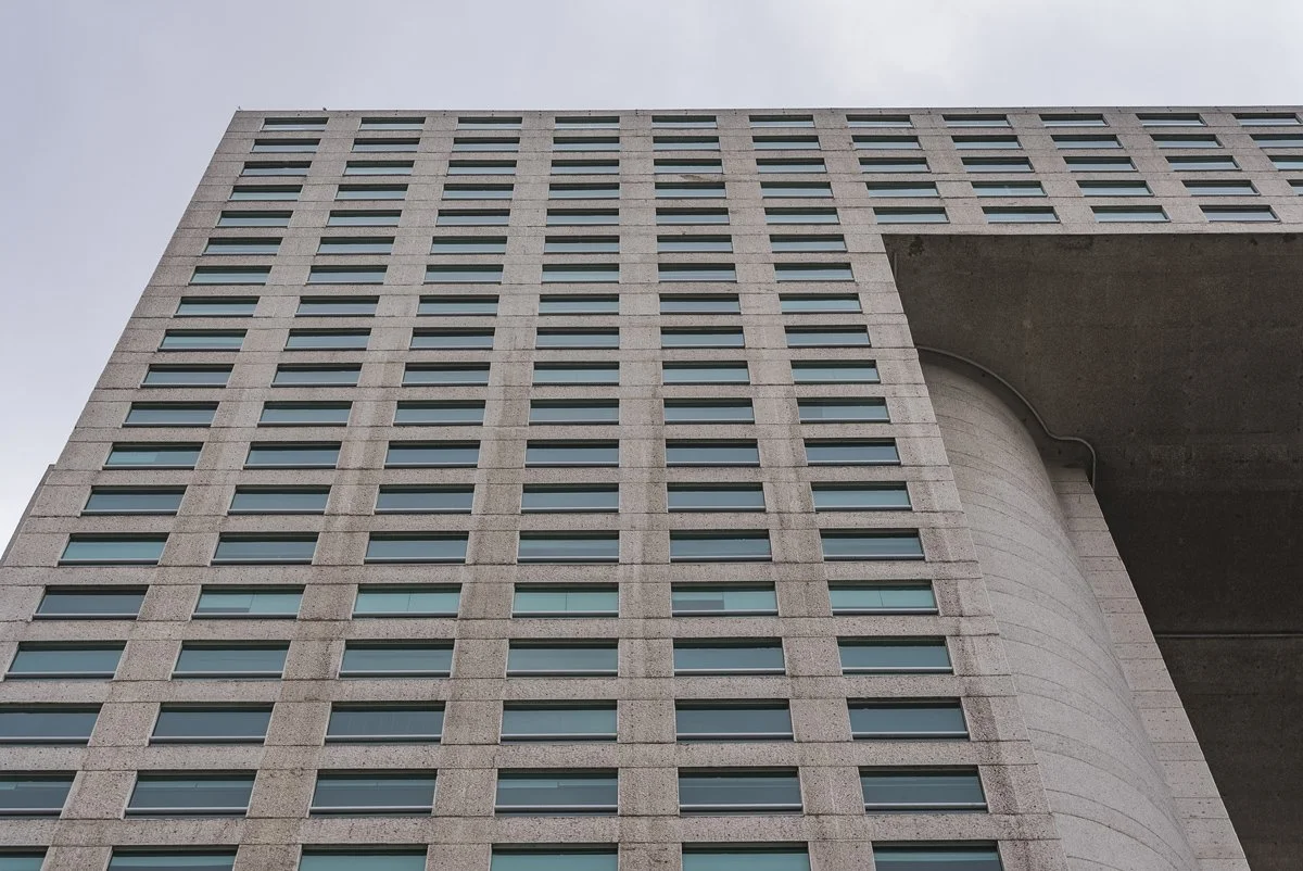 Detalle de la fachada: la retícula de concreto y cristal que define la identidad visual de Torre Arcos Bosques.
