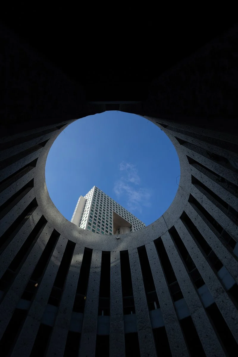 Torre Arcos Bosques vista desde su base circular de concreto martelinado.