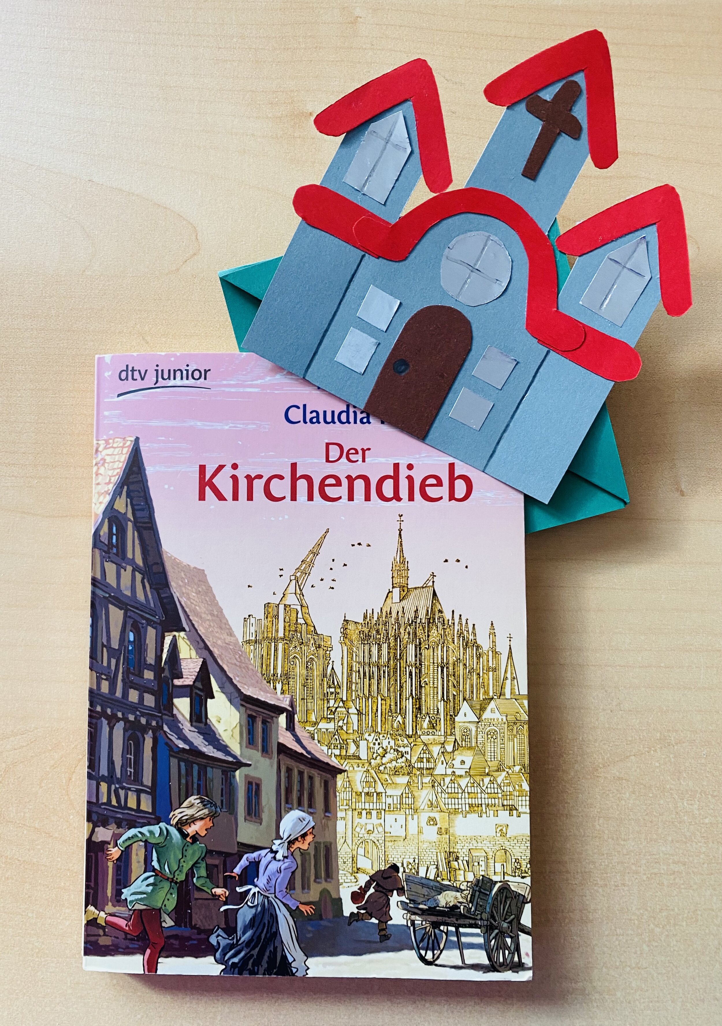  Buch Der Kirchendieb mit passendem Lesezeichen 