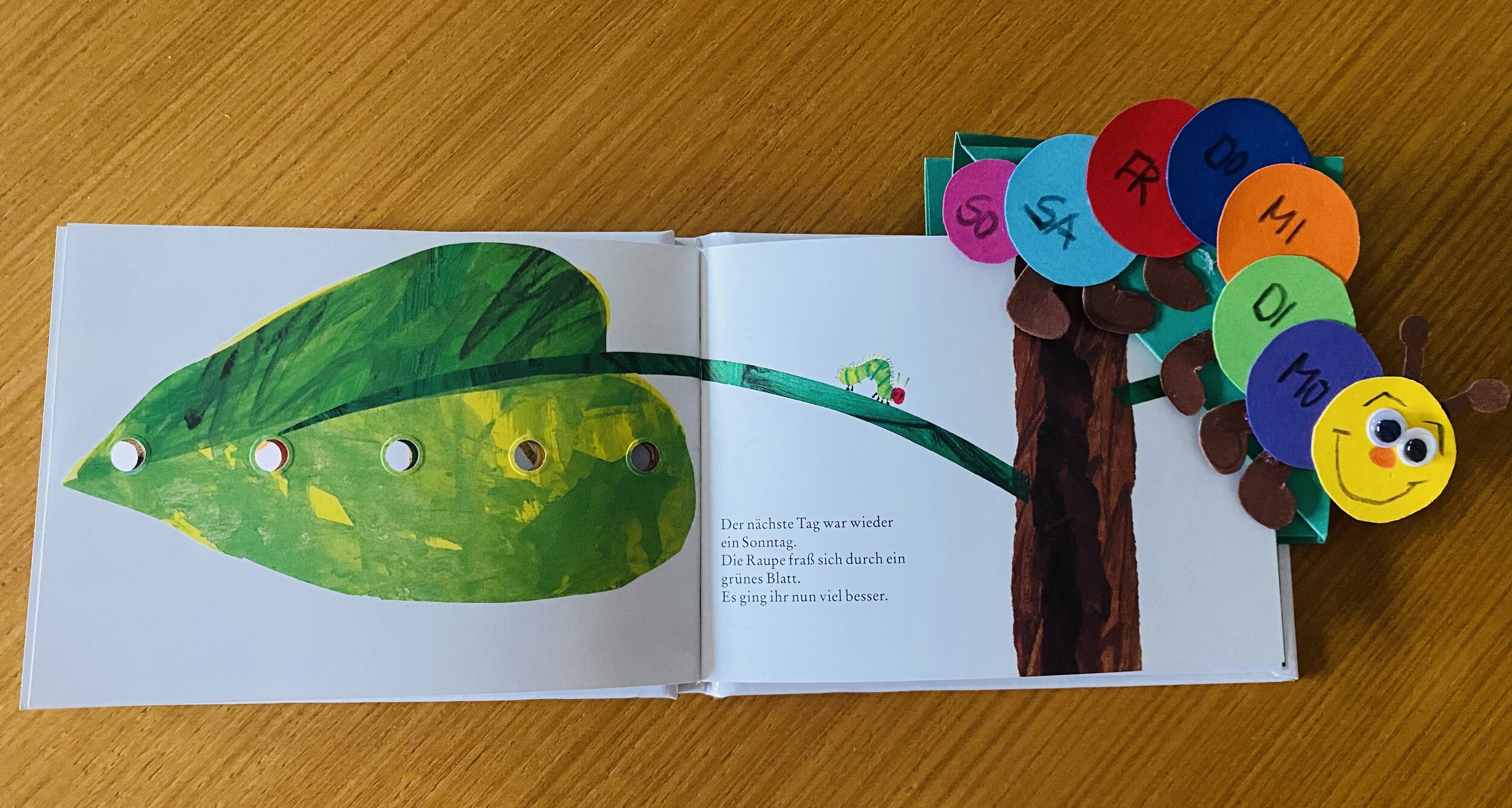  Buch Die kleine Raupe Nimmersatt mit passendem Lesezeichen 