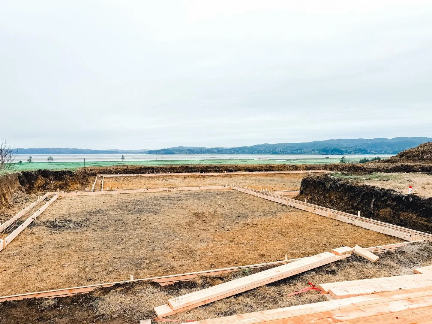 It won&rsquo;t be long now&hellip; and you&rsquo;ll finally see a house up here from the highway instead of just dirt and dreams. 🙌🏼🌞🏠 #roseresidencebuild #athomewithemmarose #pnw