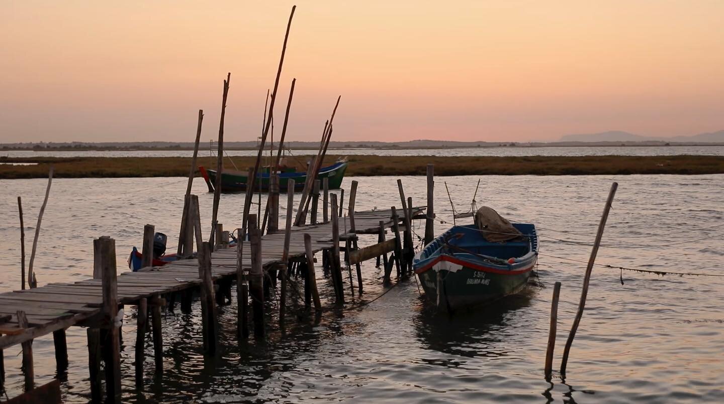 Cais Palaf&iacute;tico da Carrasqueira, melhor do que palavras &eacute; passar l&aacute; e ver com os pr&oacute;prios olhos, Maravilhoso.
.
Passa l&aacute; no canal para ver o epis&oacute;dio, link na bio
.
.
#film #music #cidadesdeportugal #comporta