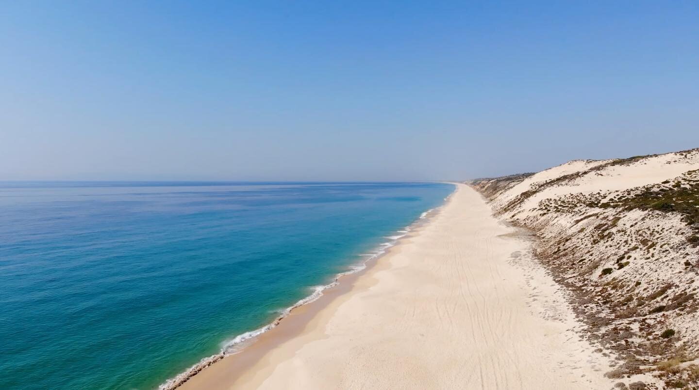 Praia de cortar o f&ocirc;lego e de perder de vista. Comporta &eacute; m&aacute;gico.
.
Passa l&aacute; no canal para ver o epis&oacute;dio, link na bio
.
.
#film #music #cidadesdeportugal #comporta #europe #canon #troia #tapportugal #travel #travelb