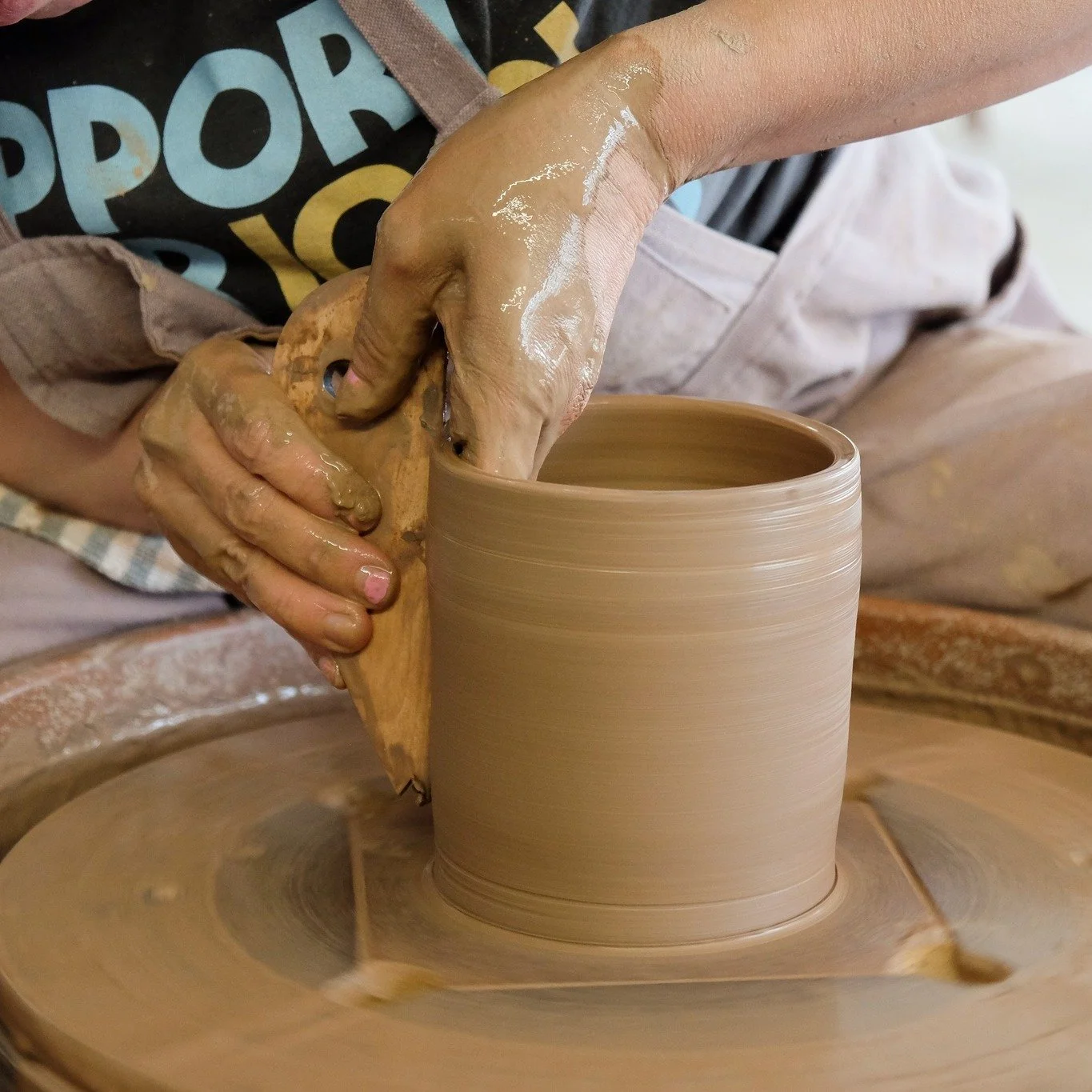 Every wanted to try your hand at pottery? Here is your chance! Mud Mamas Studio is hosting HMA for a "Sip N' Paint." This is open to beginners and there will be beverages and refreshments! 

@mudmamasstudio 

March 19th, 2026 5:30-8:00 PM
T