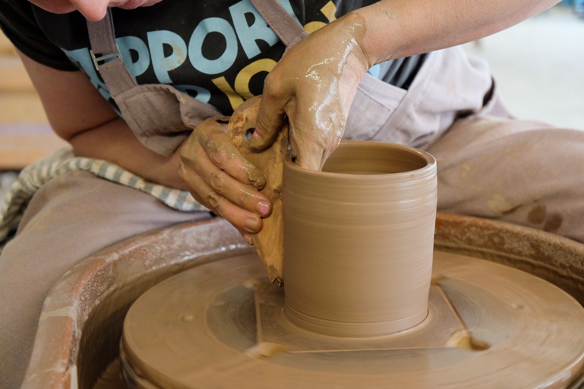 Still a couple spots left tomorrow for HMA's program "Sip N' Spin" in collaboration with Mud Mamas Studio! Pottery class and refreshments... beginner friendly!

Tickets available here: https://www.hickoryart.org/events/sip-n-spin-with-mud-m