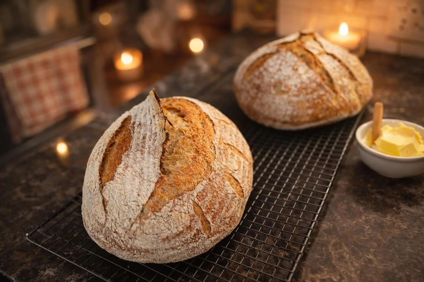 Nutty, crunchy, and oh-so-delicious. Taking things slow while the winter frost settles in. This might be my new favorite way to spend a quiet weekend.
#ArtisanBread #HomeBaking #Sourdough #SlowMorning