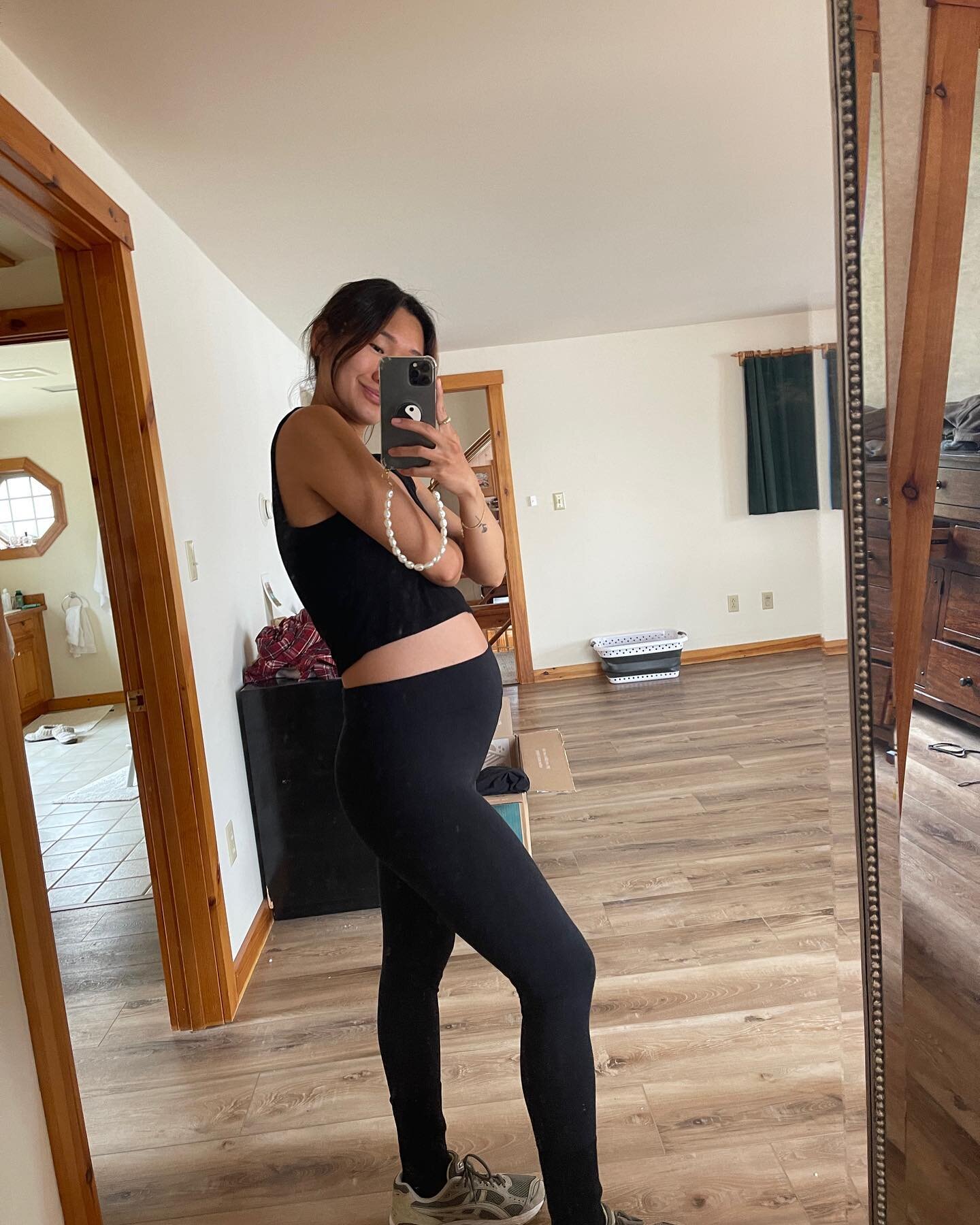 23 week bump date!! 🌼
⠀⠀⠀⠀⠀⠀⠀⠀⠀
Been feeling so good now that we&rsquo;re out of the first trimester 😆. Even though my body is constantly changing and feels very different from pre-pregnancy, everything feels soo normal compared to the first few mo