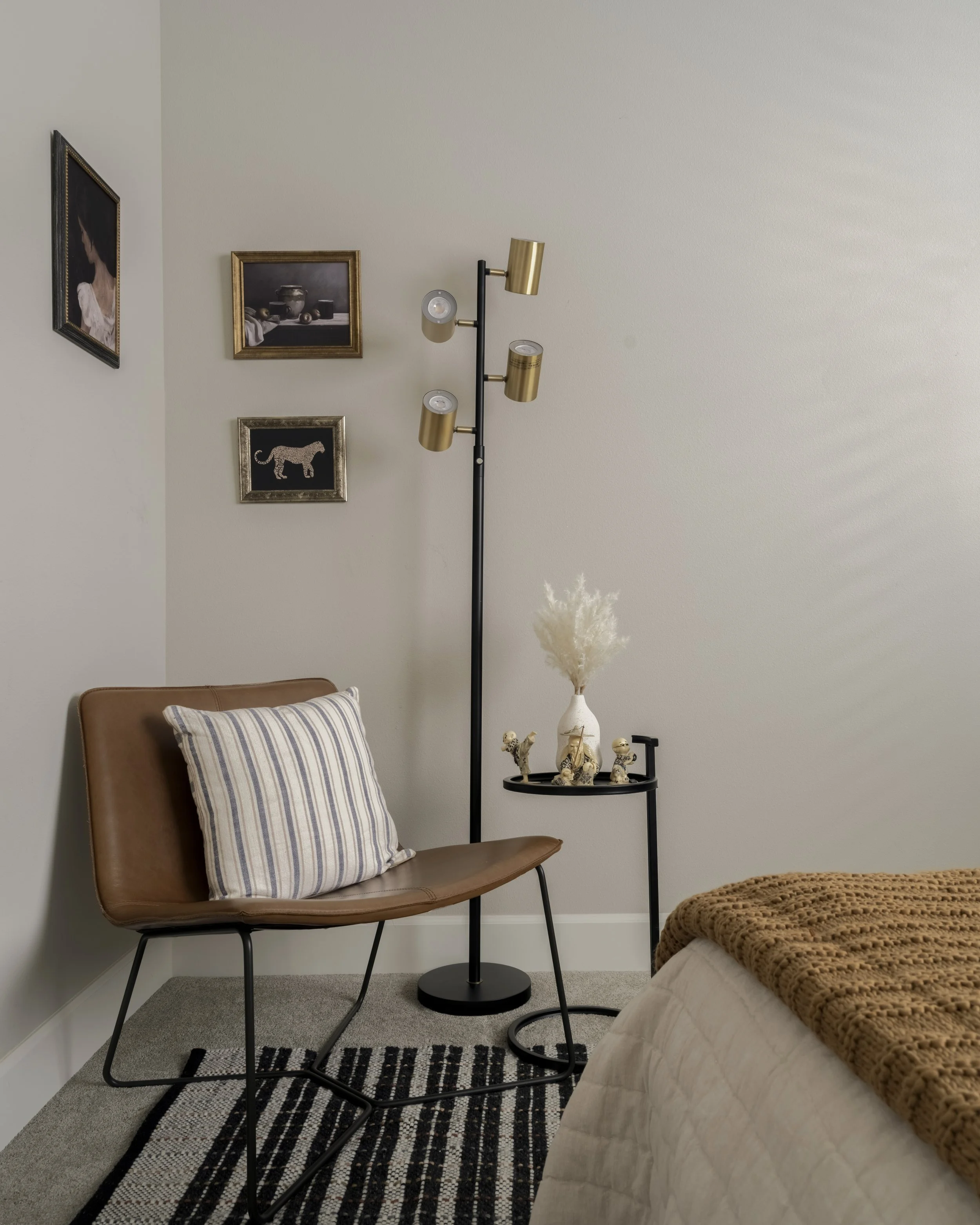 “Living Among the Trees? The Gentle Lighting Secrets to Lifting Deep Forest Shadows and Warming Up Your Interior.”