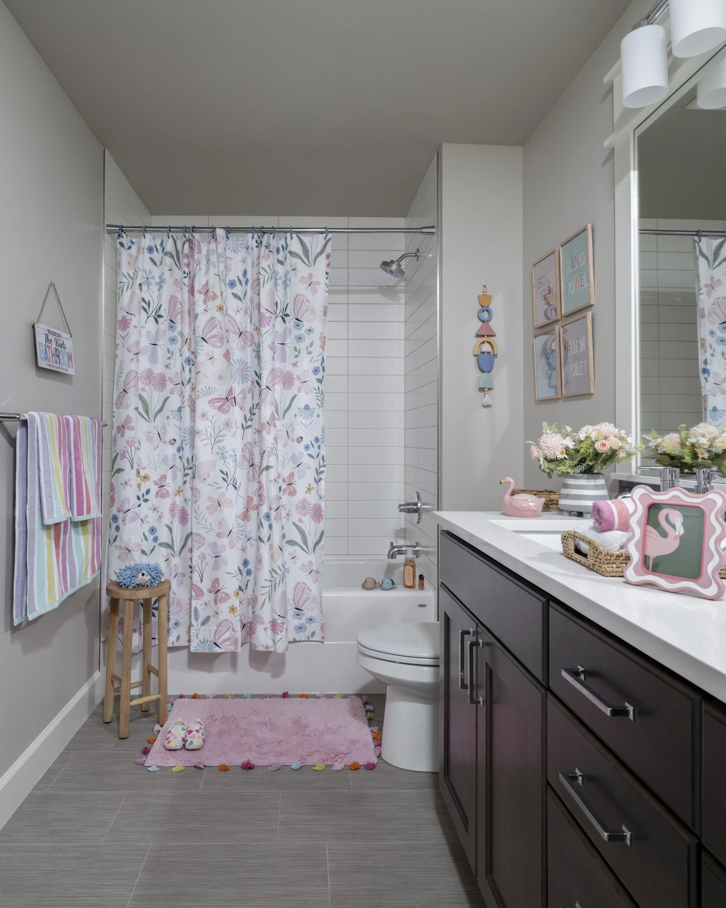 “Stuck with a Cold, Sterile Rental Bathroom? Try This Simple 3-Step Texture and Light-Reflecting Layout Trick to Create a Cozy Spa Oasis Without Changing the Tiling.”