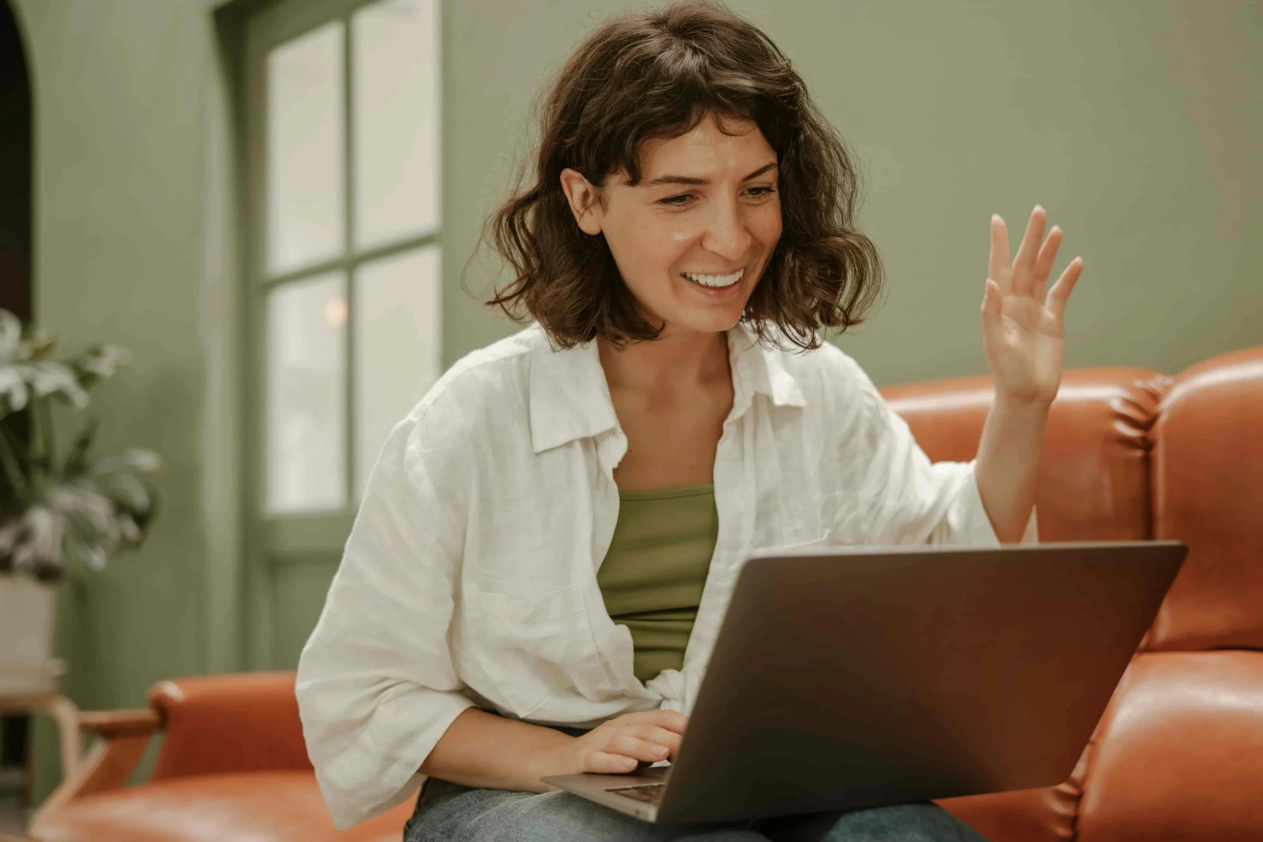 American woman learning French online with a tutor, smiling while having a lesson