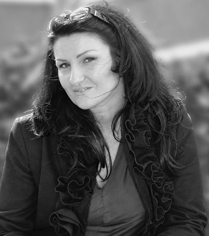 Chrystele, native French teacher and founder of Frencholistic, offering online French lessons for American learners.